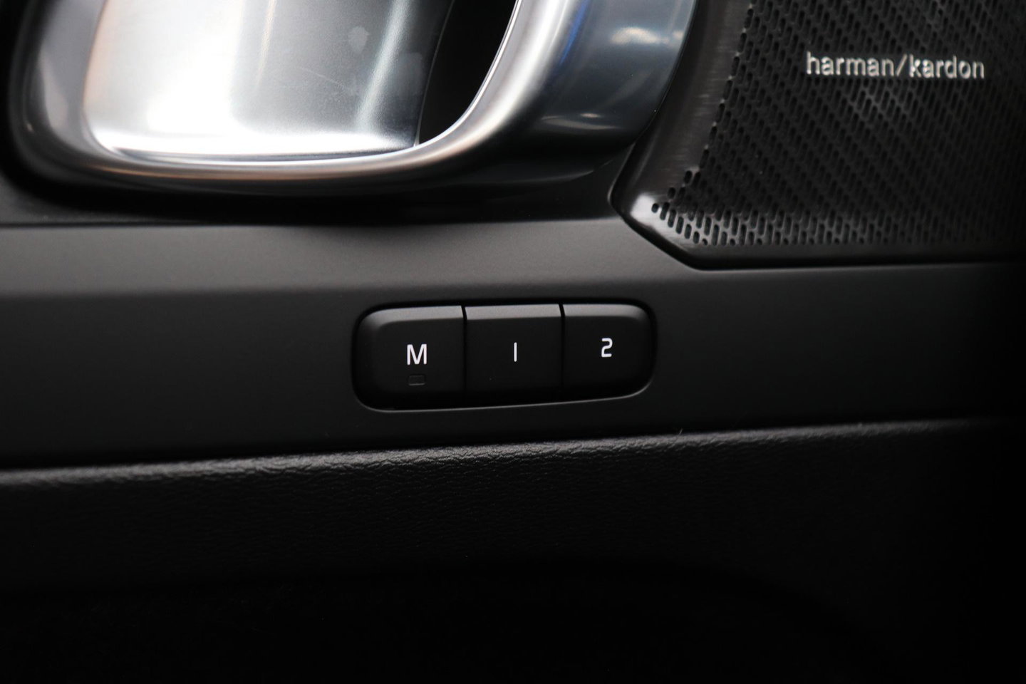 Volvo EX40 Single Motor Extended Range Plus Black Ed. 82 kWh | ACC | Panoramadak | 360° Camera | Harman/Kardon | BLIS | 20 Inch