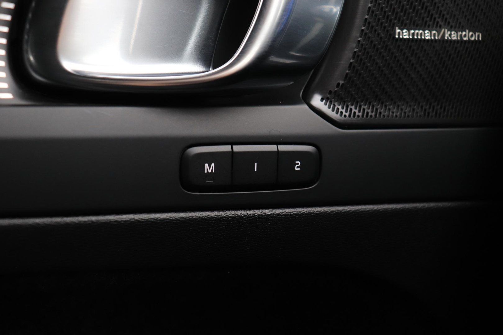 Volvo XC40 2.0 B3 Plus Dark | Camera | Harman/Kardon | Stoel+Stuurverwarming | Memory | Keyless