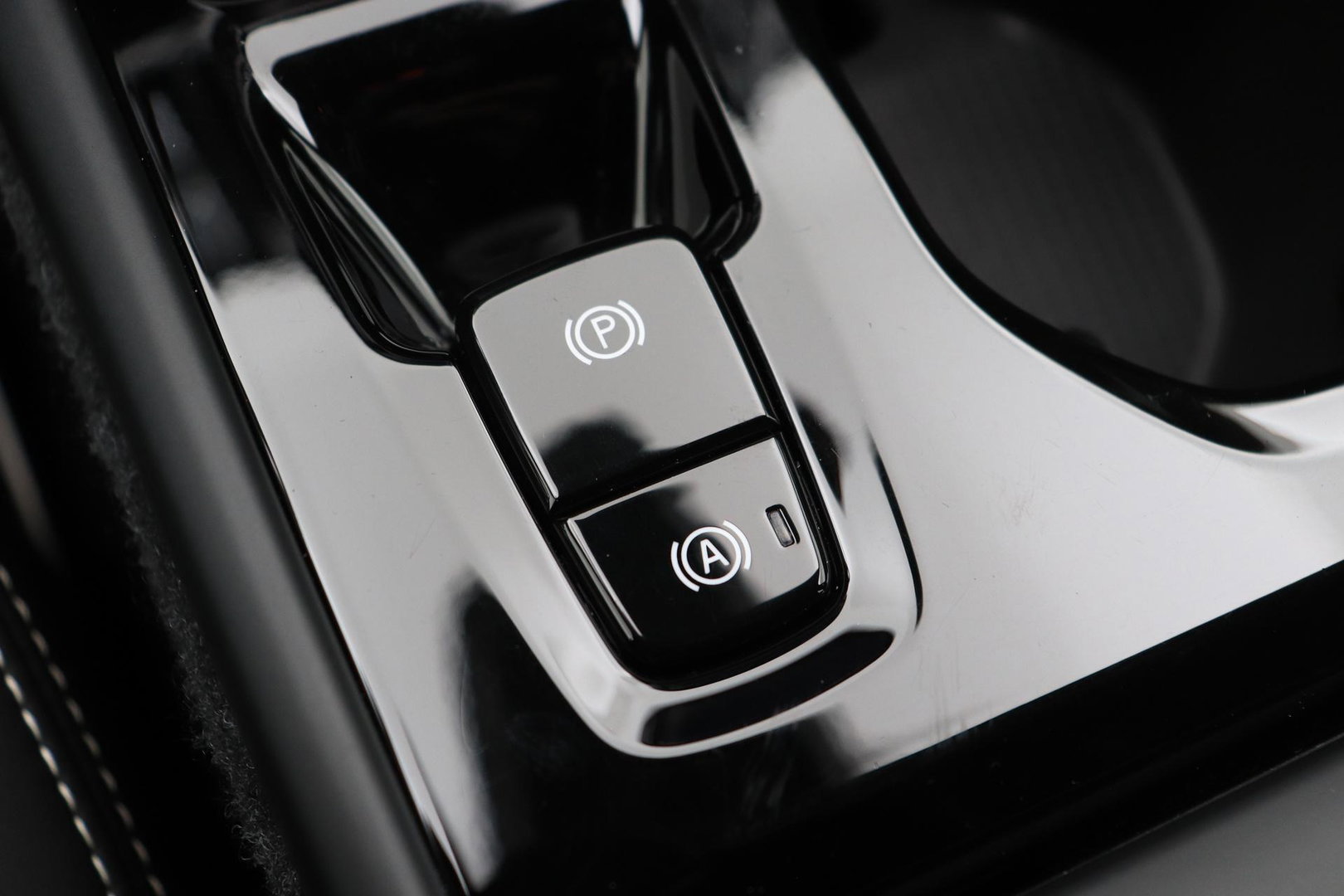 Volvo XC40 2.0 B3 Plus Dark | Camera | Harman/Kardon | Stoel+Stuurverwarming | Memory | Keyless