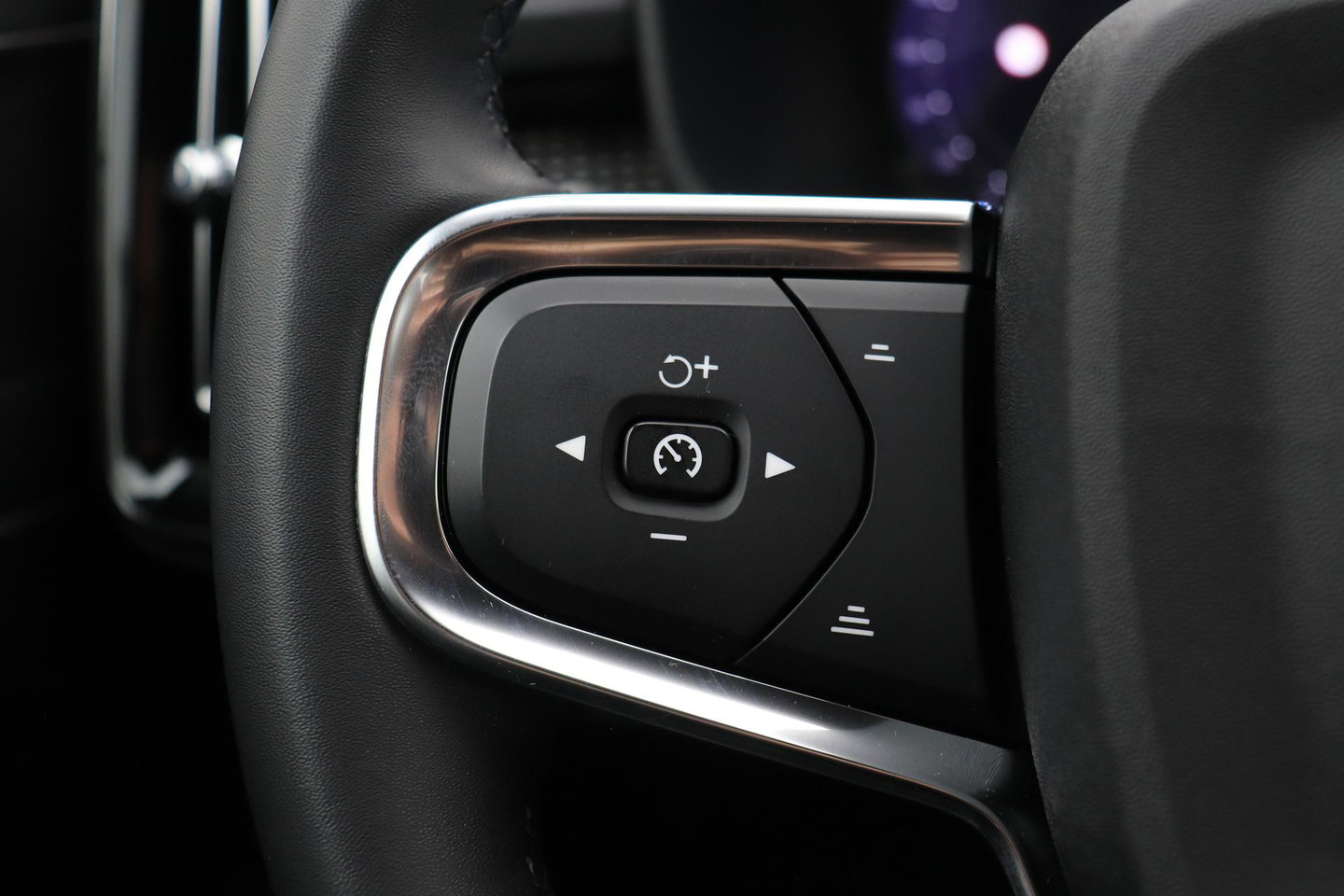Volvo XC40 2.0 B3 Plus Dark | Camera | Harman/Kardon | Stoel+Stuurverwarming | Memory | Keyless
