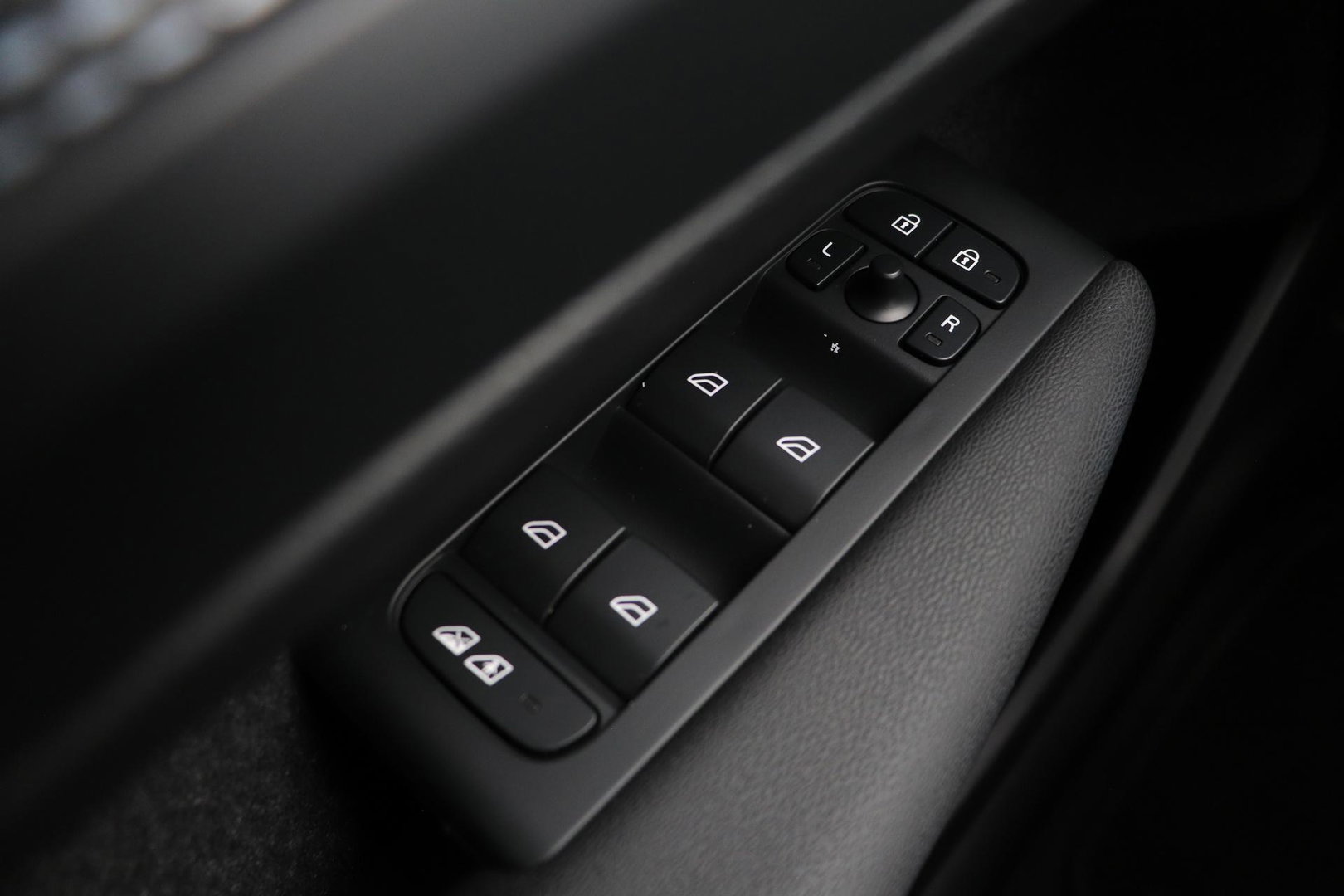 Volvo XC40 2.0 B3 Plus Dark | Camera | Harman/Kardon | Stoel+Stuurverwarming | Memory | Keyless