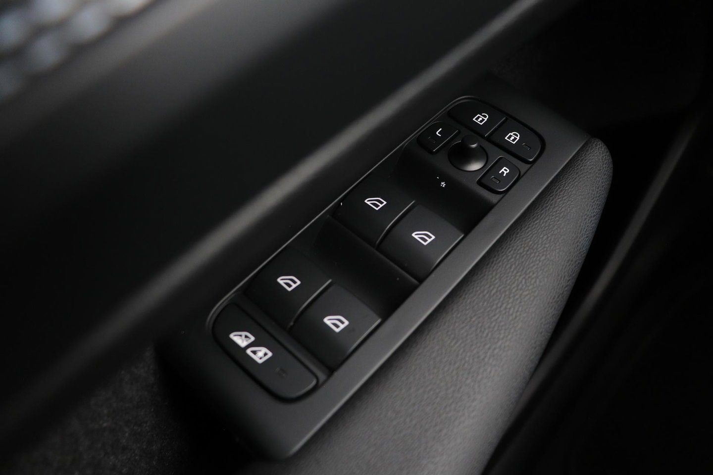 Volvo XC40 2.0 B3 Plus Dark | Camera | Harman/Kardon | Stoel+Stuurverwarming | Memory | Keyless