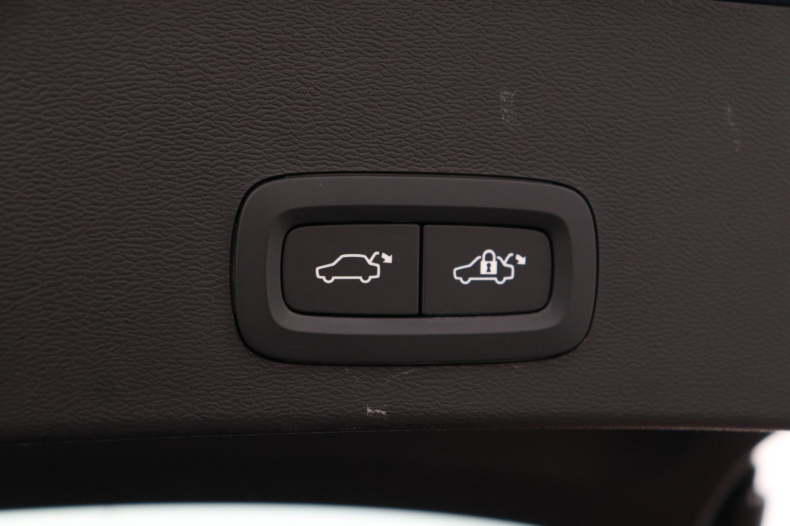 Volvo XC40 2.0 B3 Plus Dark | Camera | Harman/Kardon | Stoel+Stuurverwarming | Memory | Keyless