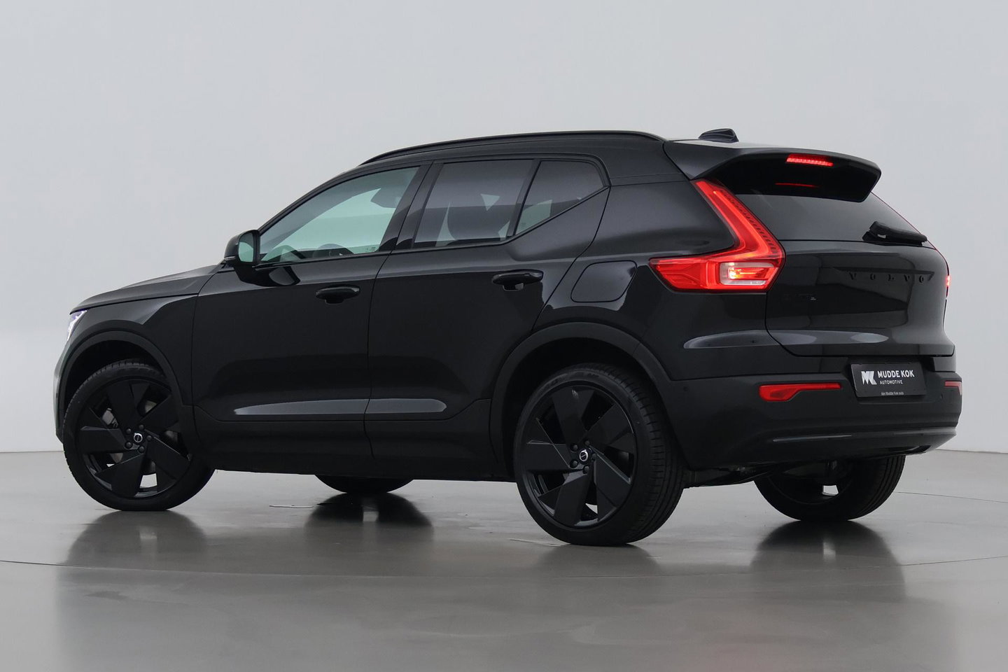 Volvo EX40 Twin Motor Plus Black Edition 82 kWh | 409 PK! | AWD | 360° Camera | Harman/Kardon | Stoel+Stuurverwarming | ACC