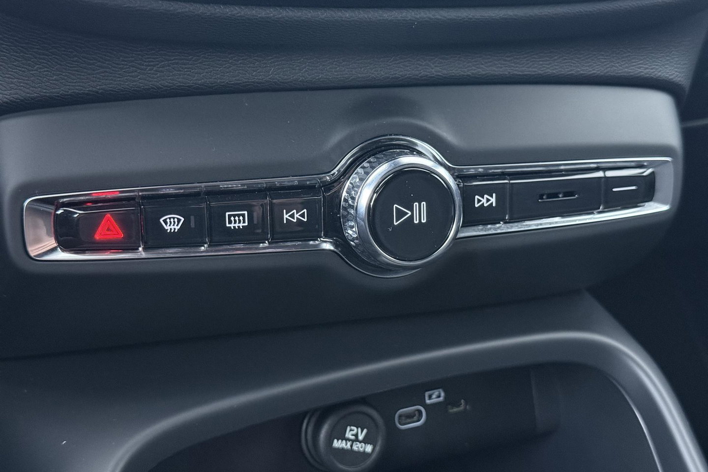 Volvo EX40 Twin Motor Plus Black Edition 82 kWh | 409 PK! | AWD | 360° Camera | Harman/Kardon | Stoel+Stuurverwarming | ACC