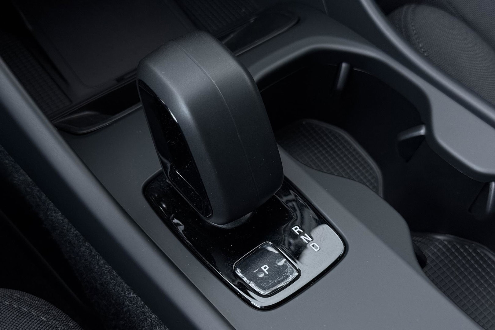 Volvo EX40 Twin Motor Plus Black Edition 82 kWh | 409 PK! | AWD | 360° Camera | Harman/Kardon | Stoel+Stuurverwarming | ACC