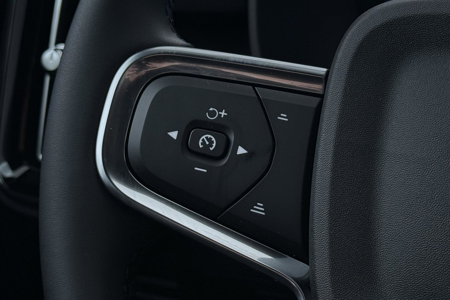Volvo EX40 Twin Motor Plus Black Edition 82 kWh | 409 PK! | AWD | 360° Camera | Harman/Kardon | Stoel+Stuurverwarming | ACC