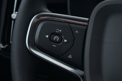 Volvo EX40 Twin Motor Plus Black Edition 82 kWh | 409 PK! | AWD | 360° Camera | Harman/Kardon | Stoel+Stuurverwarming | ACC