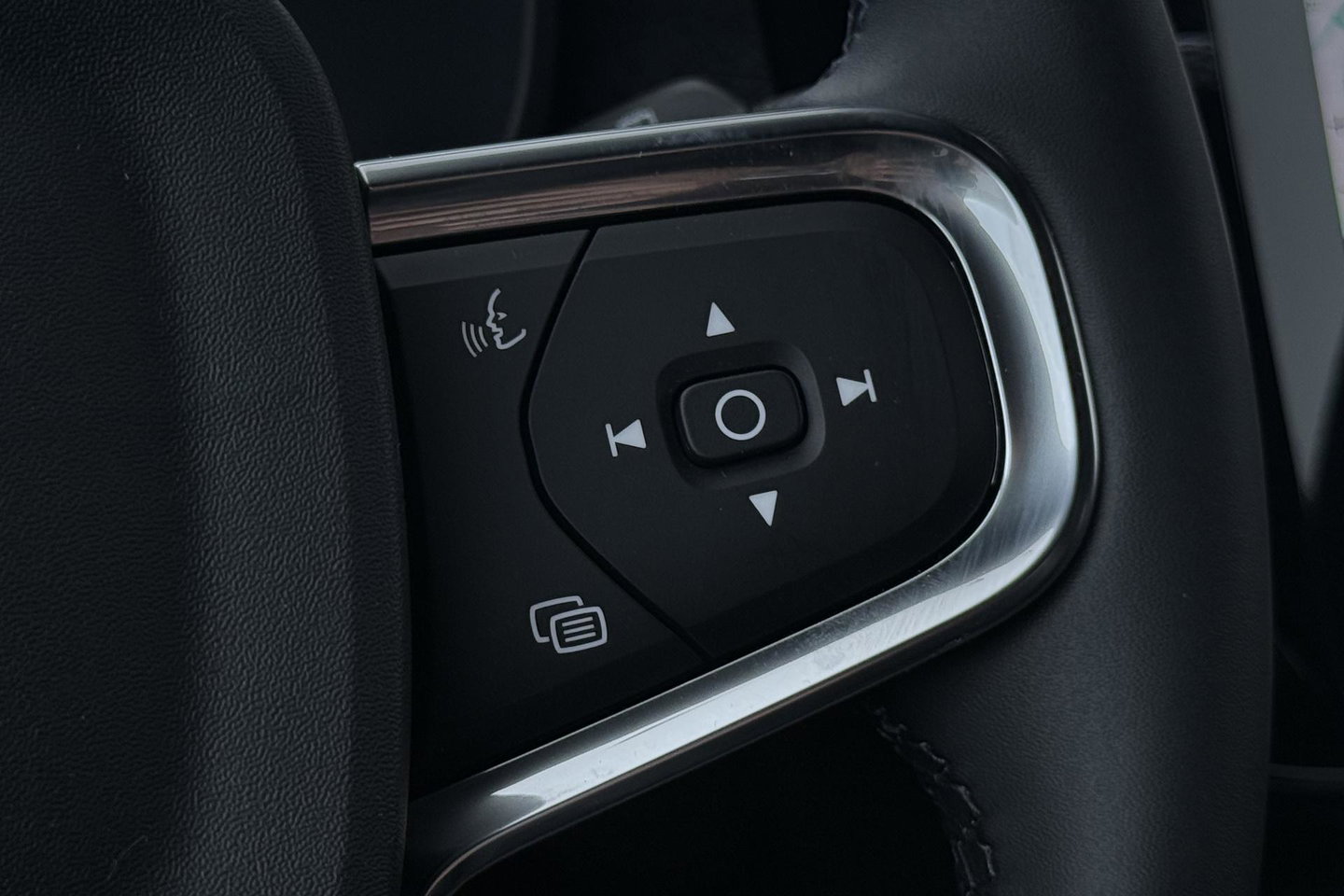 Volvo EX40 Twin Motor Plus Black Edition 82 kWh | 409 PK! | AWD | 360° Camera | Harman/Kardon | Stoel+Stuurverwarming | ACC