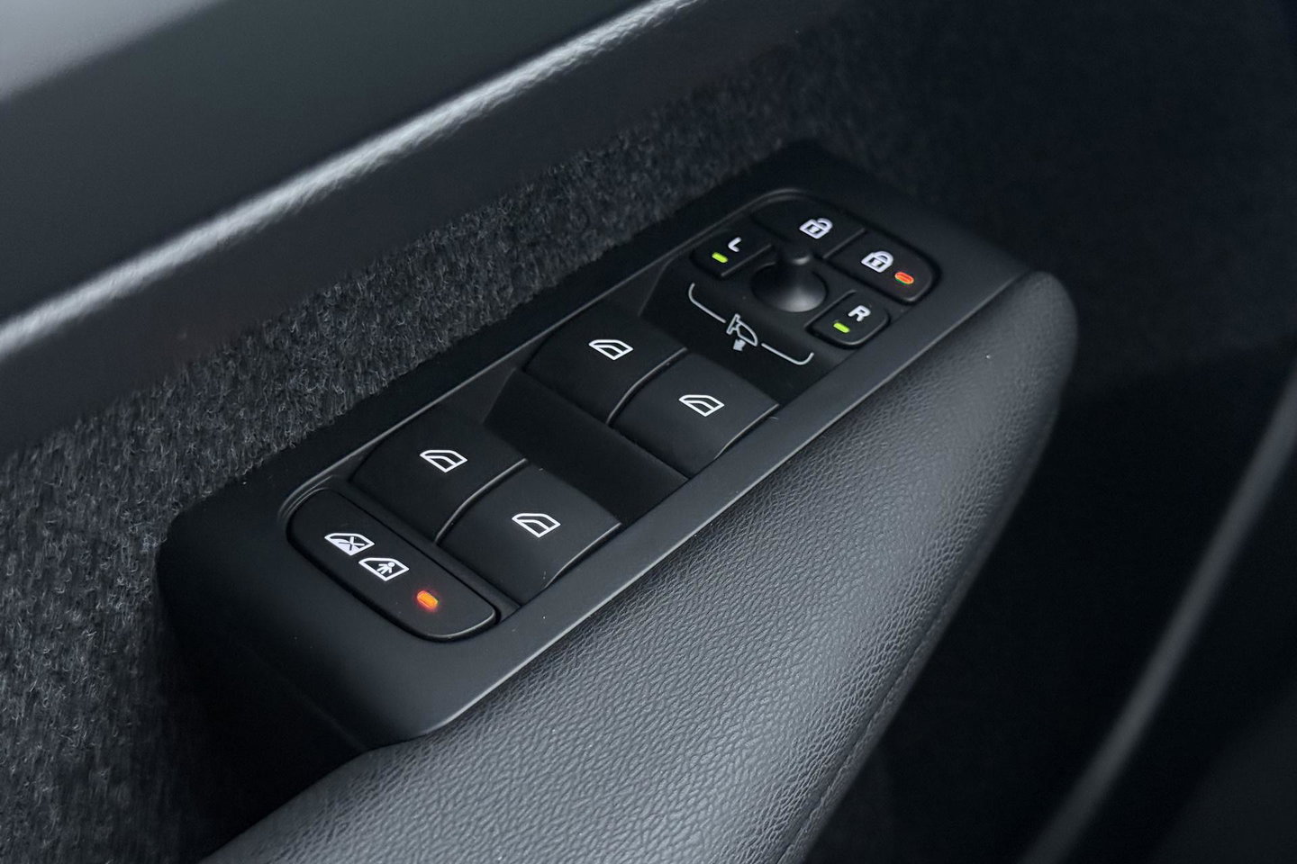 Volvo EX40 Twin Motor Plus Black Edition 82 kWh | 409 PK! | AWD | 360° Camera | Harman/Kardon | Stoel+Stuurverwarming | ACC