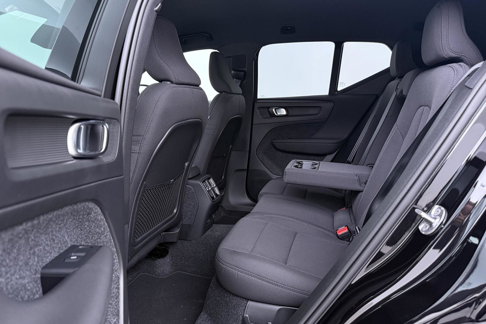 Volvo EX40 Twin Motor Plus Black Edition 82 kWh | 409 PK! | AWD | 360° Camera | Harman/Kardon | Stoel+Stuurverwarming | ACC