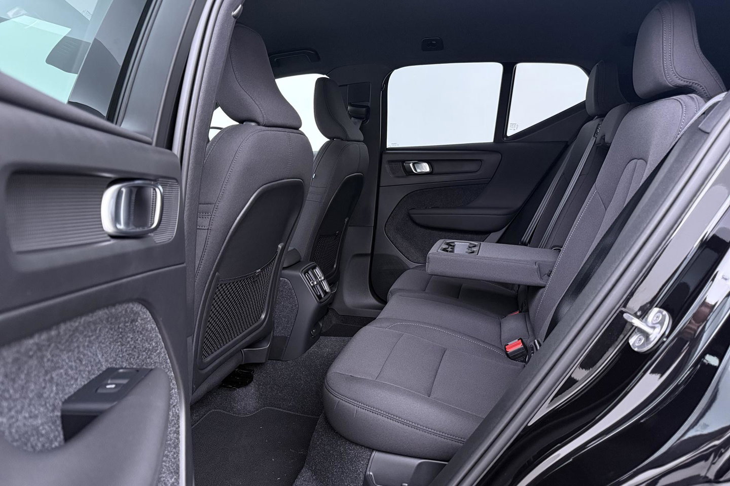 Volvo EX40 Twin Motor Plus Black Edition 82 kWh | 409 PK! | AWD | 360° Camera | Harman/Kardon | Stoel+Stuurverwarming | ACC