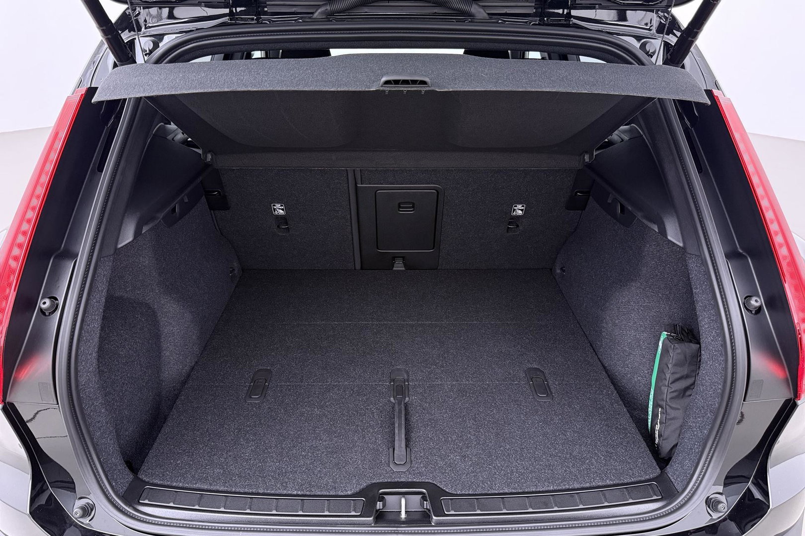 Volvo EX40 Twin Motor Plus Black Edition 82 kWh | 409 PK! | AWD | 360° Camera | Harman/Kardon | Stoel+Stuurverwarming | ACC