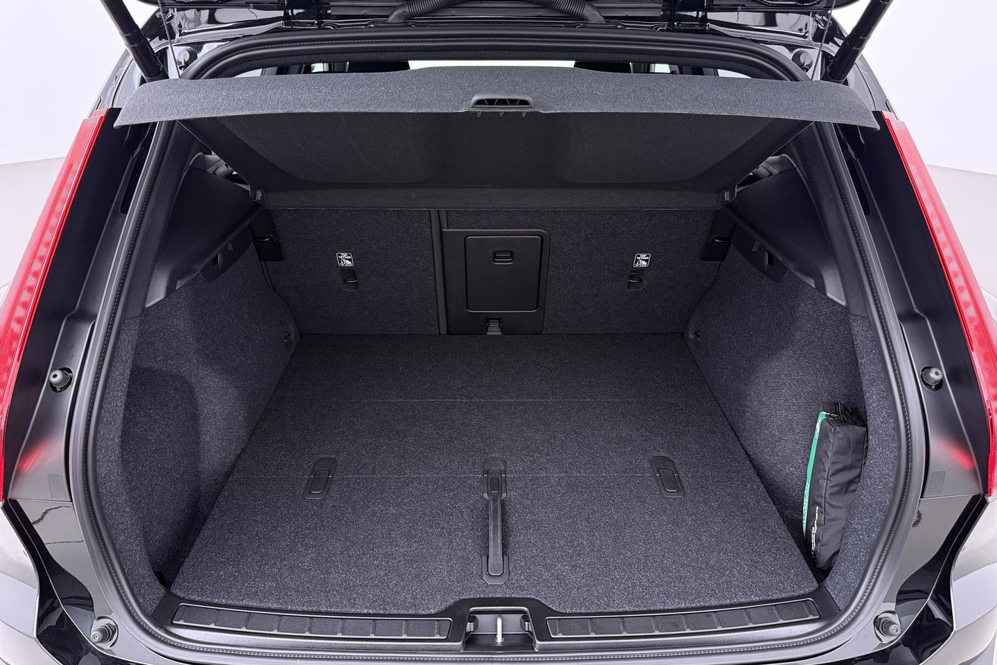 Volvo EX40 Twin Motor Plus Black Edition 82 kWh | 409 PK! | AWD | 360° Camera | Harman/Kardon | Stoel+Stuurverwarming | ACC