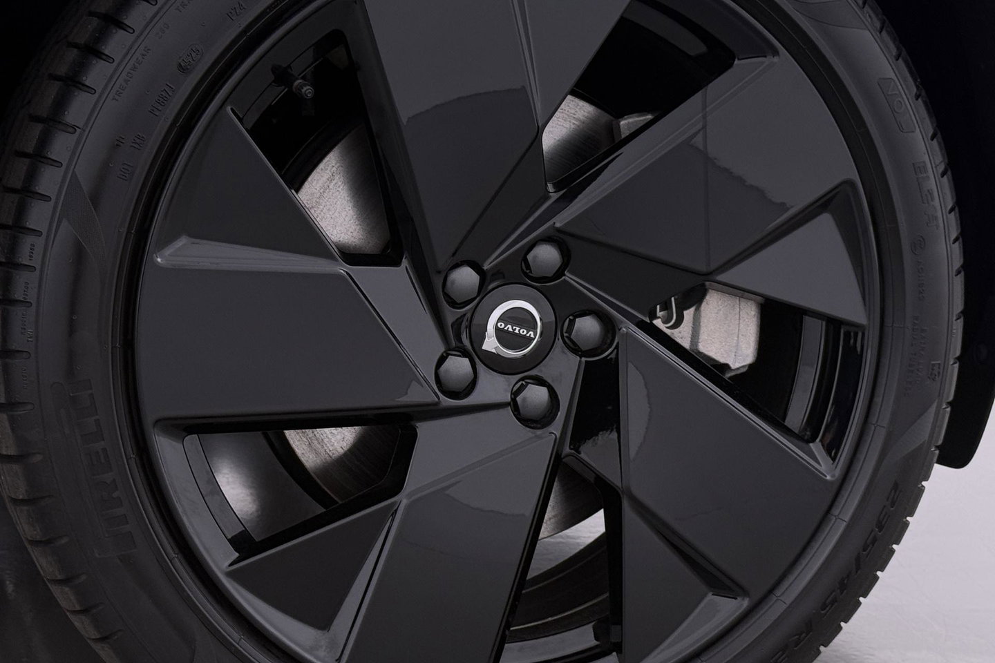 Volvo EX40 Twin Motor Plus Black Edition 82 kWh | 409 PK! | AWD | 360° Camera | Harman/Kardon | Stoel+Stuurverwarming | ACC
