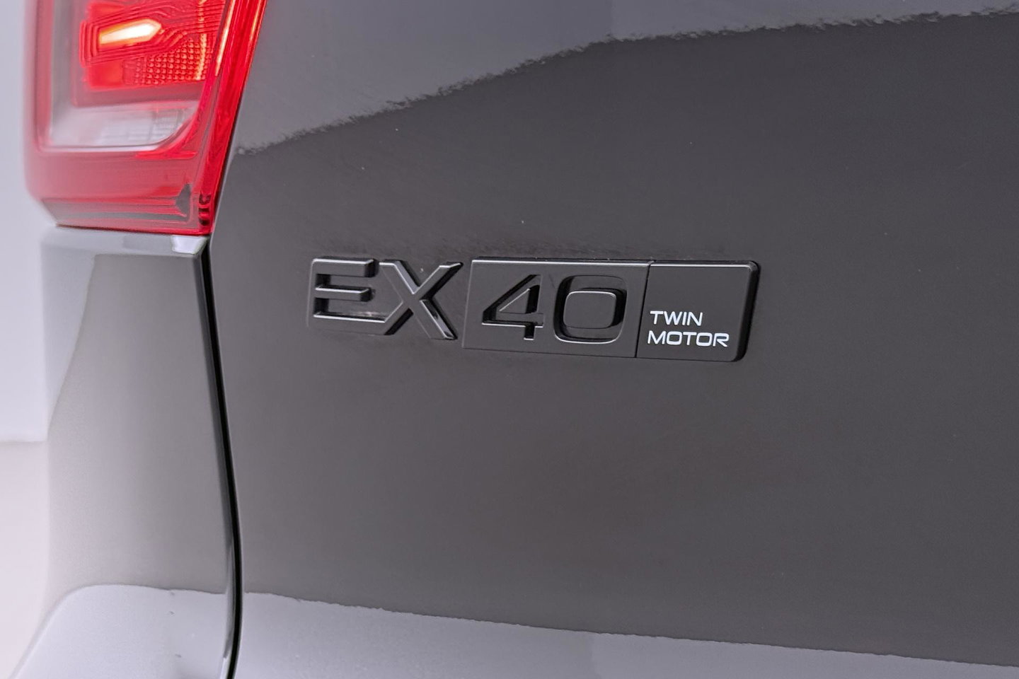Volvo EX40 Twin Motor Plus Black Edition 82 kWh | 409 PK! | AWD | 360° Camera | Harman/Kardon | Stoel+Stuurverwarming | ACC