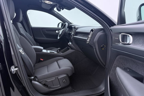 Volvo EX40 Twin Motor Plus Black Edition 82 kWh | 409 PK! | AWD | 360° Camera | Harman/Kardon | Stoel+Stuurverwarming | ACC