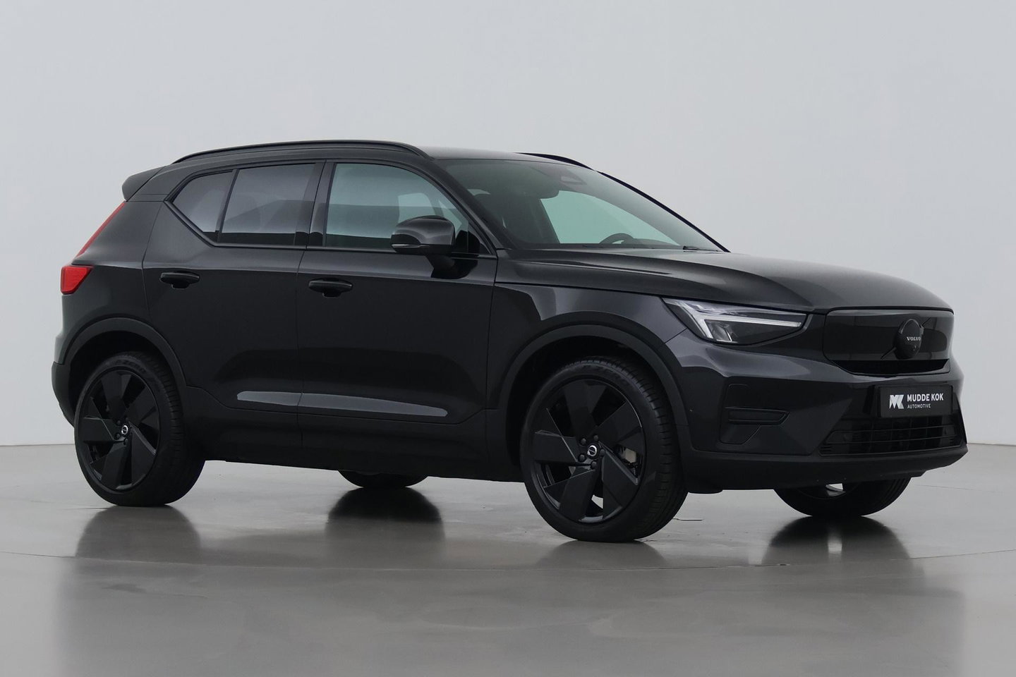 Volvo EX40 Twin Motor Plus Black Edition 82 kWh | 409 PK! | AWD | 360° Camera | Harman/Kardon | Stoel+Stuurverwarming | ACC