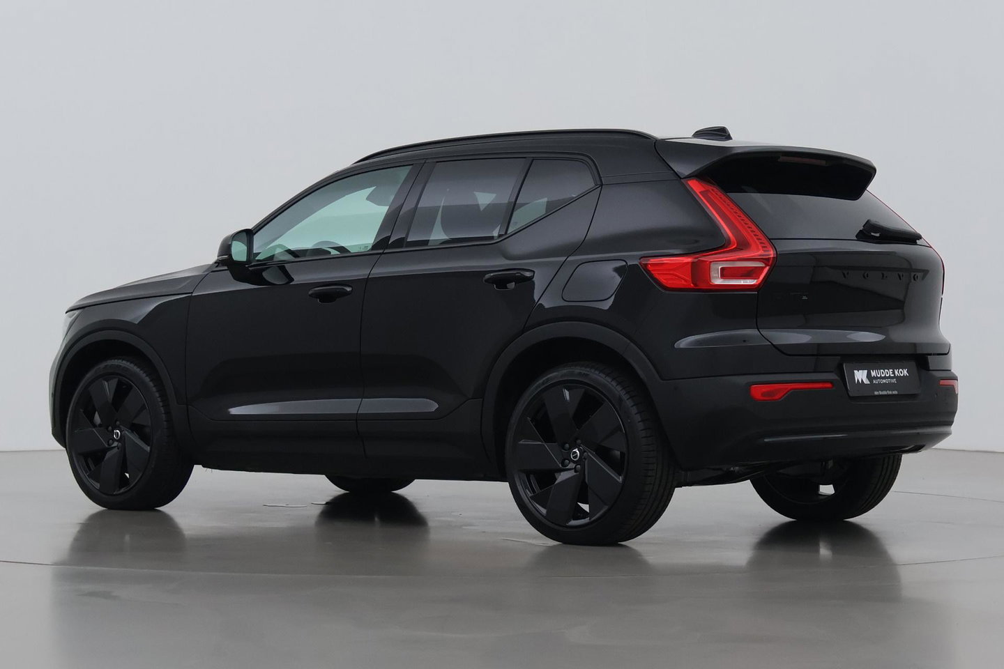 Volvo EX40 Twin Motor Plus Black Edition 82 kWh | 409 PK! | AWD | 360° Camera | Harman/Kardon | Stoel+Stuurverwarming | ACC