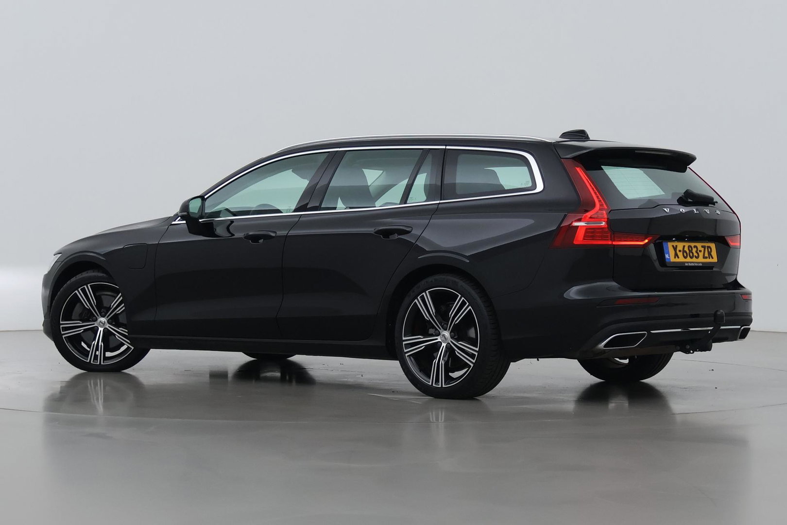 Volvo V60 2.0 T6 Twin Engine AWD Inscription | ACC | Trekhaak | 360° Camera | Harman/Kardon | BLIS | Standkachel | 19 inch