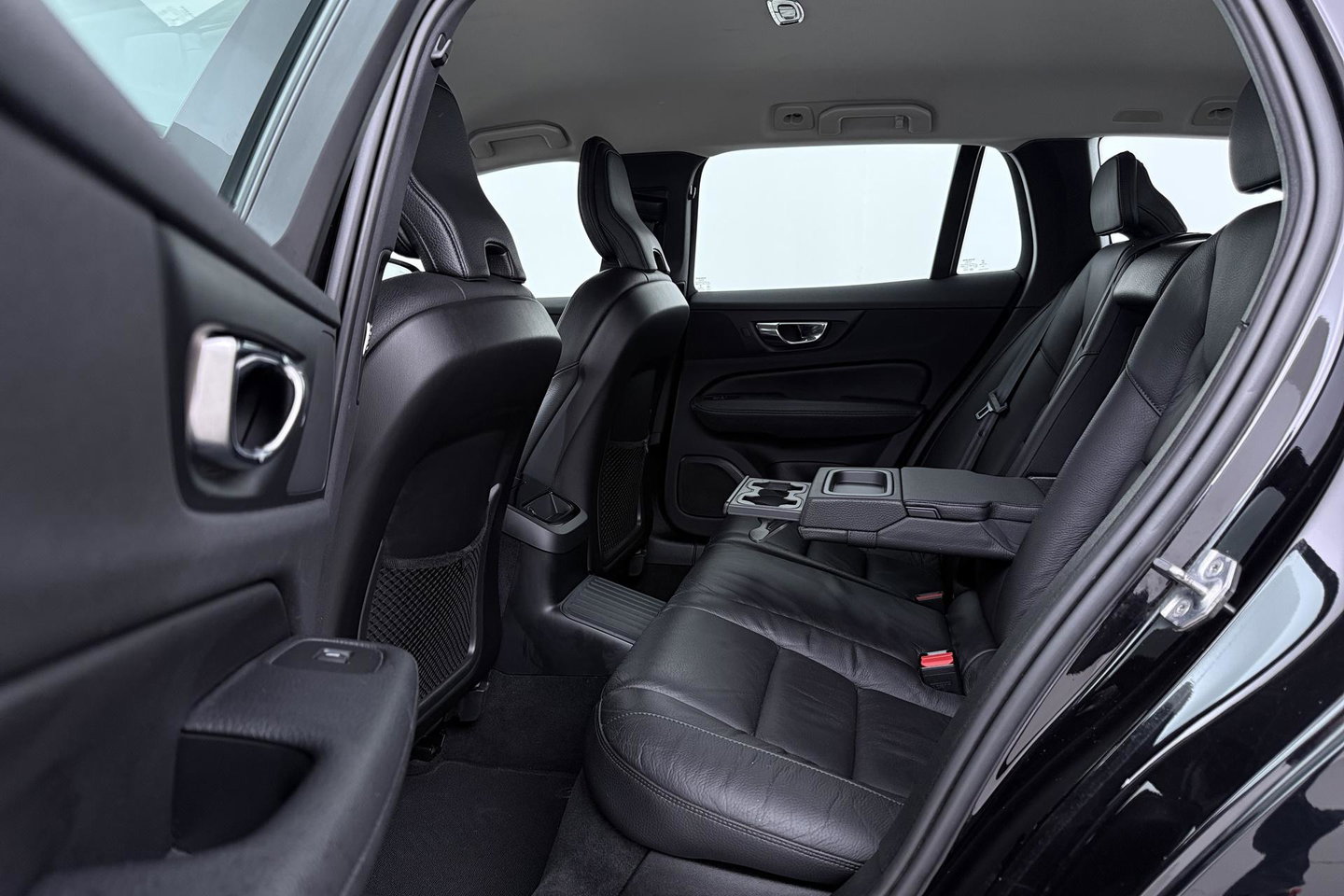 Volvo V60 2.0 T6 Twin Engine AWD Inscription | ACC | Trekhaak | 360° Camera | Harman/Kardon | BLIS | Standkachel | 19 inch