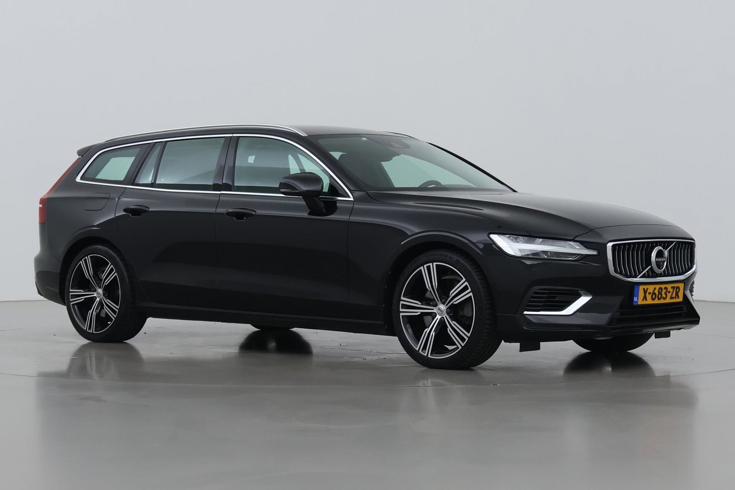 Volvo V60 2.0 T6 Twin Engine AWD Inscription | ACC | Trekhaak | 360° Camera | Harman/Kardon | BLIS | Standkachel | 19 inch