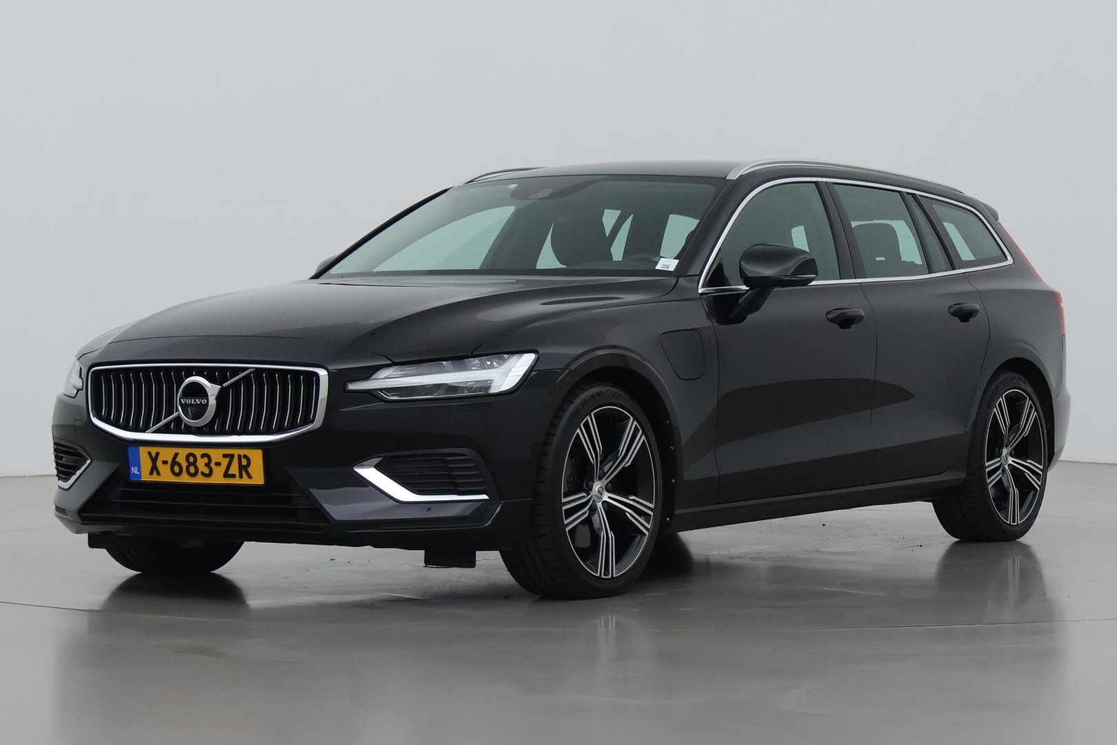 Volvo V60 2.0 T6 Twin Engine AWD Inscription | ACC | Trekhaak | 360° Camera | Harman/Kardon | BLIS | Standkachel | 19 inch