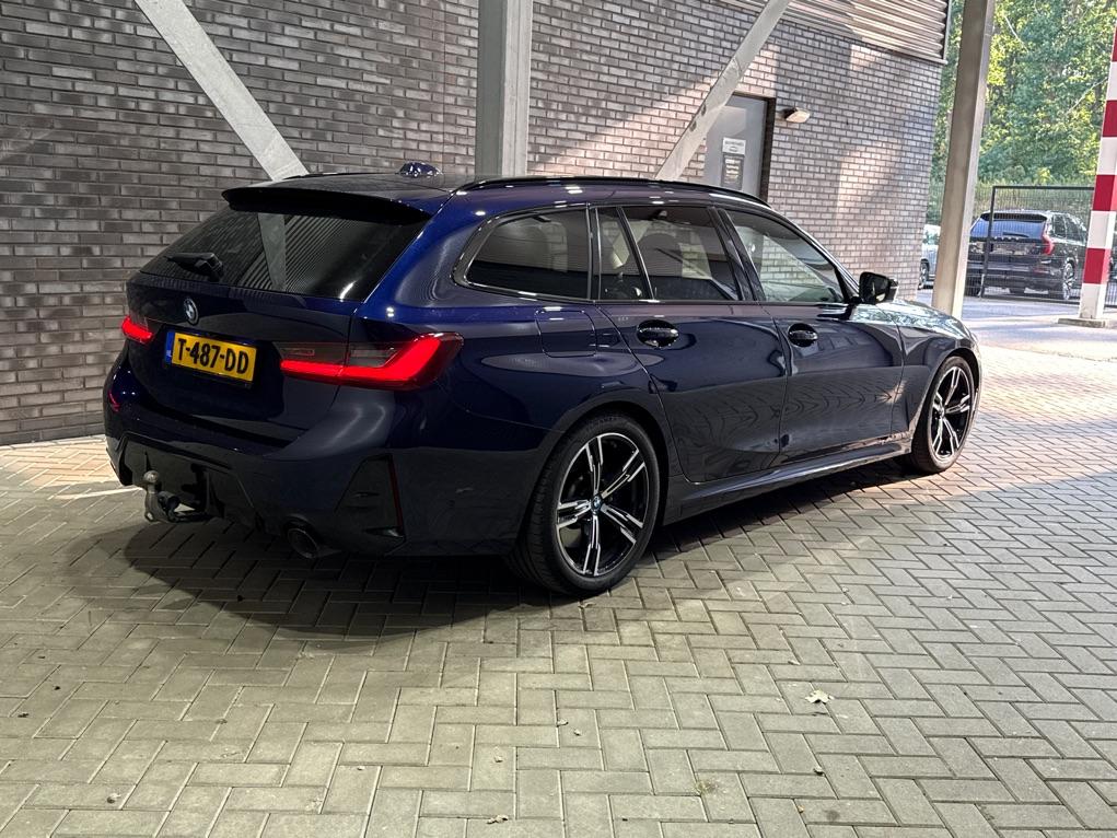BMW 3 Serie Touring 330e xDrive | ACC | Trekhaak | Panoramadak | 360° Camera | Harman/Kardon | Head-Up | Stuurverwarming