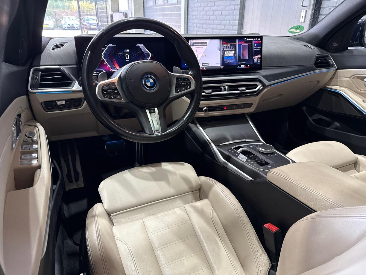 BMW 3 Serie Touring 330e xDrive | ACC | Trekhaak | Panoramadak | 360° Camera | Harman/Kardon | Head-Up | Stuurverwarming