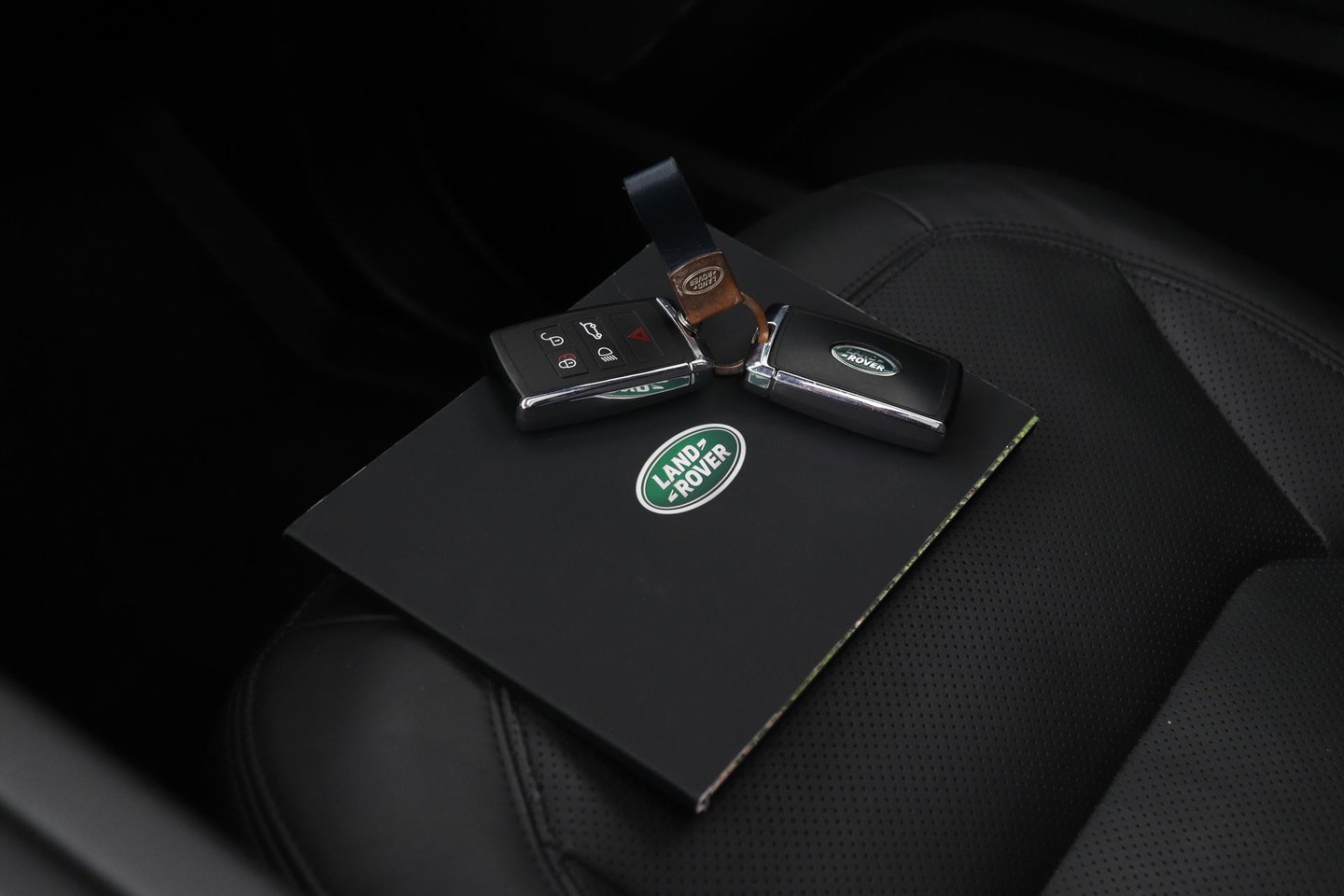 Land Rover Defender 5.0 P525 110 V8 Carpathian Edition | 5- Persoons | Meridian Surround | 22 Inch | ACC | Panoramadak | Luchtvering