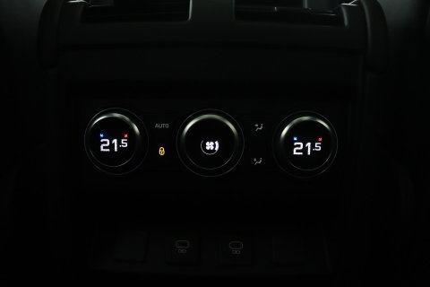 Land Rover Defender 5.0 P525 110 V8 Carpathian Edition | 5- Persoons | Meridian Surround | 22 Inch | ACC | Panoramadak | Luchtvering