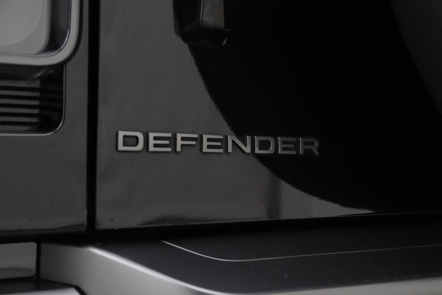 Land Rover Defender 5.0 P525 110 V8 Carpathian Edition | 5- Persoons | Meridian Surround | 22 Inch | ACC | Panoramadak | Luchtvering