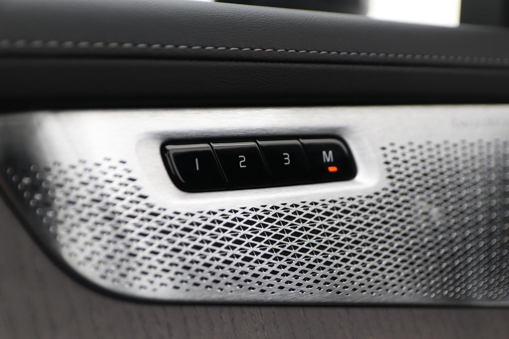 Volvo XC90 T8 Plug-in hybrid Ultra Dark | Luchtvering | Bowers&Wilkins | Trekhaak | Massage+Ventilatie | Head-Up