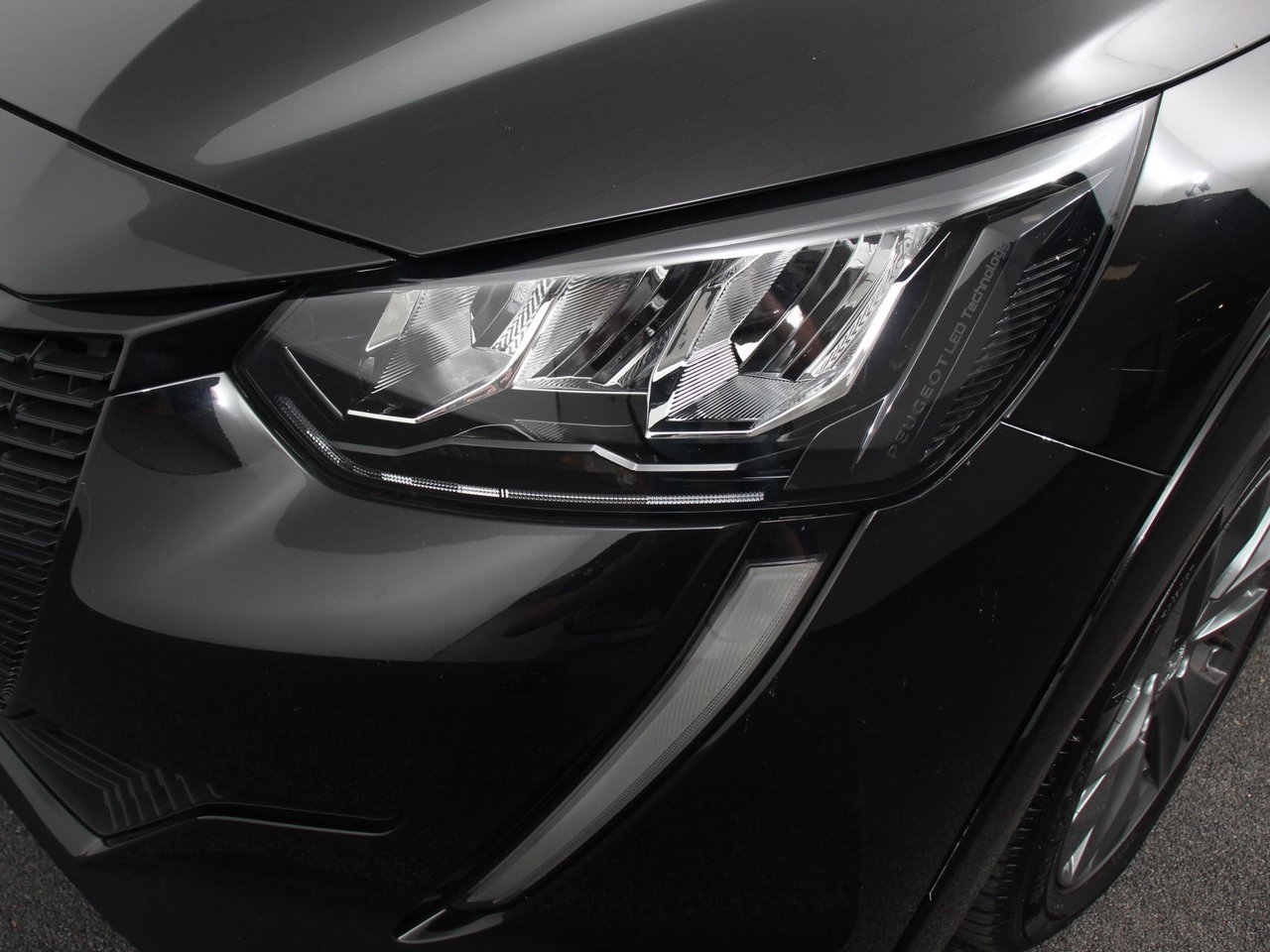 Peugeot e-208