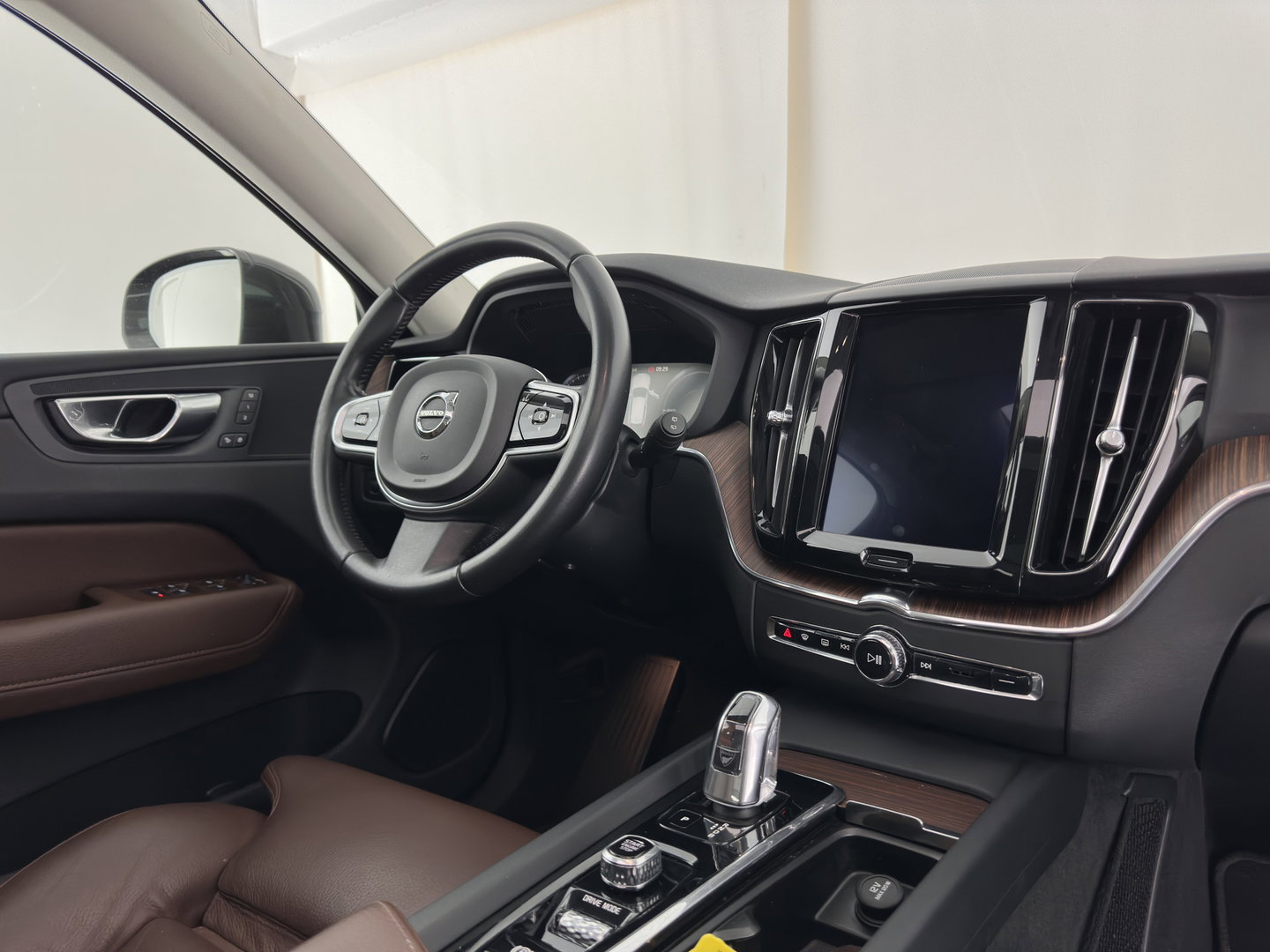Volvo XC60 2.0 T8 Twin Engine AWD Inscription (Plug-in) *PANO | LEATHER | FULL-LED | MEMORY-PACK | BLINDSPOT | DIGI-COCKPIT | HEATED-COMFORTSEATS | CAMERA | NAVI-FULLMAP | ECC | PDC | TOWBAR | 19''ALU *