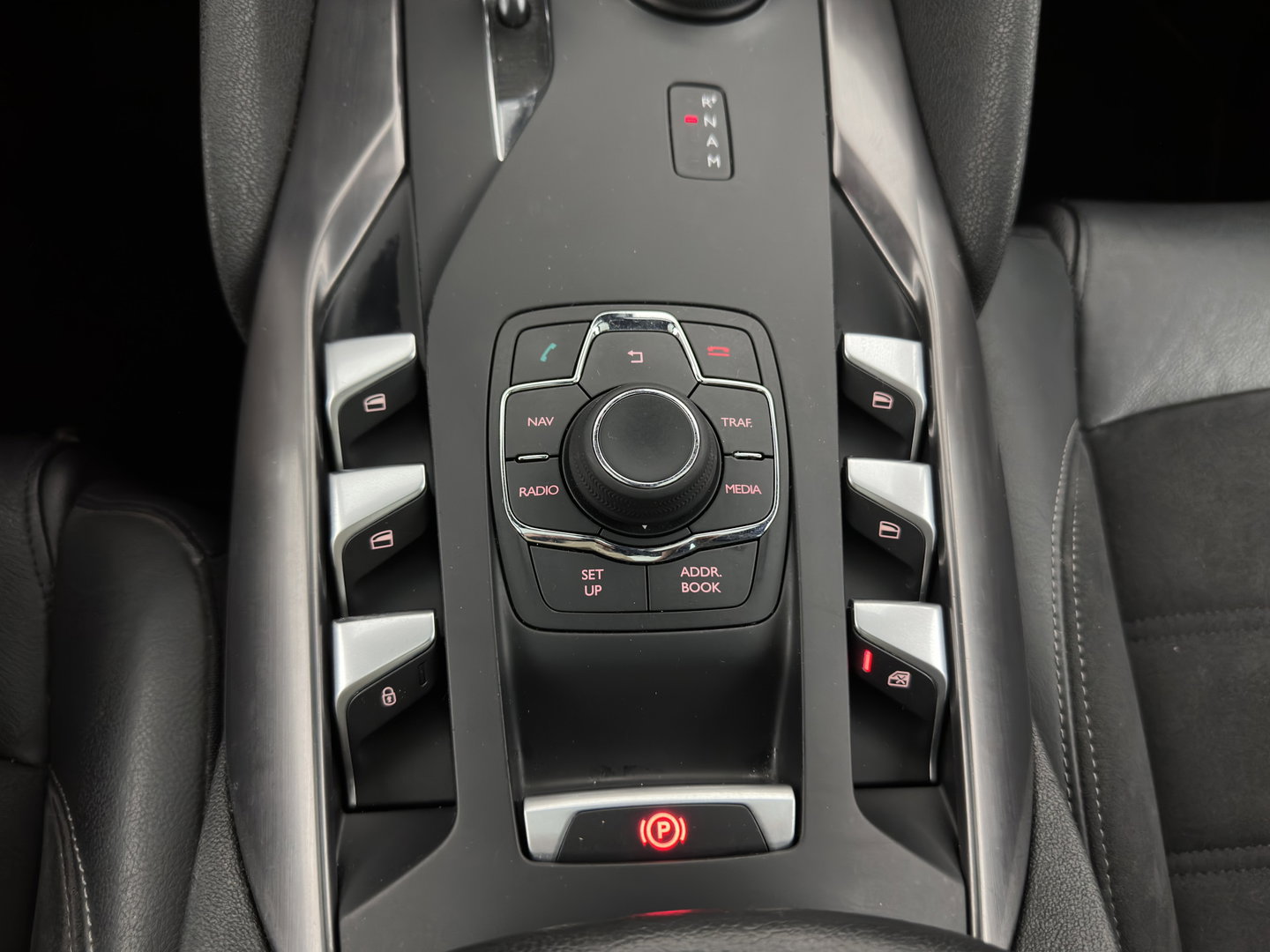 Citroën DS5 2.0 Hybrid4 Business Executive Aut. *PANO | HEAD-UP | LEATHER-FABRIC | COMFORT-SEATS | NAVI-FULLMAP | KEYLESS | PRIVACY-GLASS | CAMERA | CRUISE | 17"ALU*