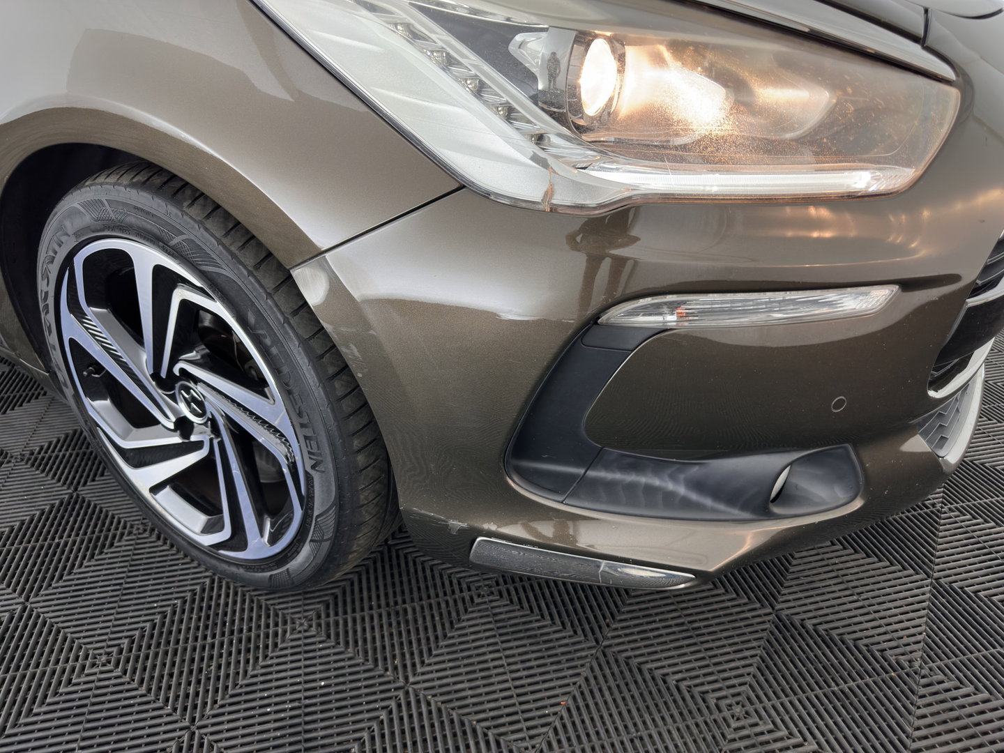 Citroën DS5 2.0 Hybrid4 Business Executive Aut. *PANO | HEAD-UP | LEATHER-FABRIC | COMFORT-SEATS | NAVI-FULLMAP | KEYLESS | PRIVACY-GLASS | CAMERA | CRUISE | 17"ALU*