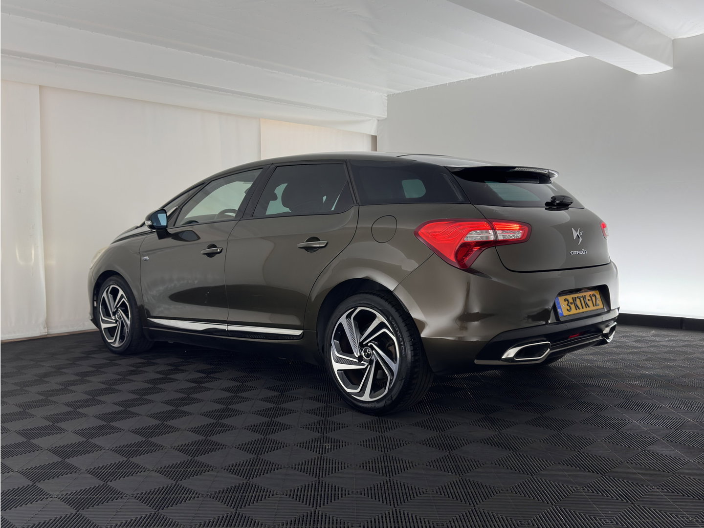 Citroën DS5 2.0 Hybrid4 Business Executive Aut. *PANO | HEAD-UP | LEATHER-FABRIC | COMFORT-SEATS | NAVI-FULLMAP | KEYLESS | PRIVACY-GLASS | CAMERA | CRUISE | 17"ALU*