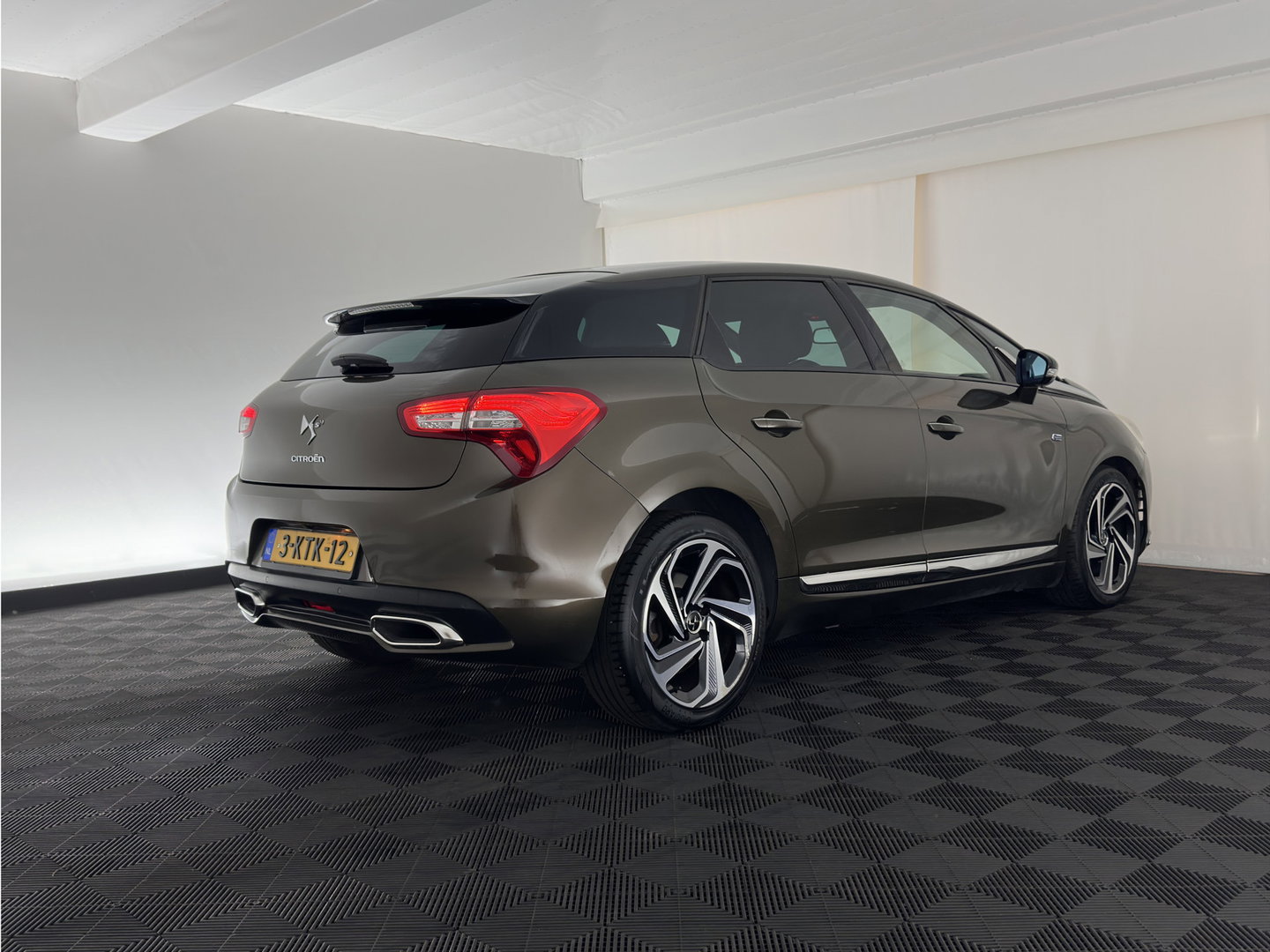 Citroën DS5 2.0 Hybrid4 Business Executive Aut. *PANO | HEAD-UP | LEATHER-FABRIC | COMFORT-SEATS | NAVI-FULLMAP | KEYLESS | PRIVACY-GLASS | CAMERA | CRUISE | 17"ALU*