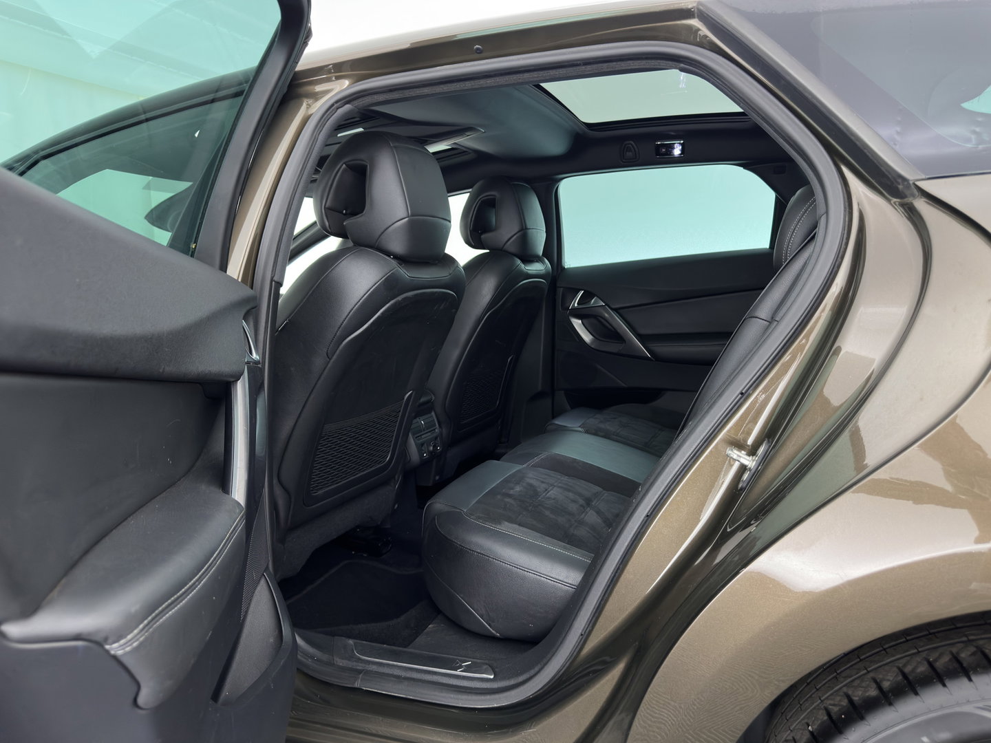 Citroën DS5 2.0 Hybrid4 Business Executive Aut. *PANO | HEAD-UP | LEATHER-FABRIC | COMFORT-SEATS | NAVI-FULLMAP | KEYLESS | PRIVACY-GLASS | CAMERA | CRUISE | 17"ALU*