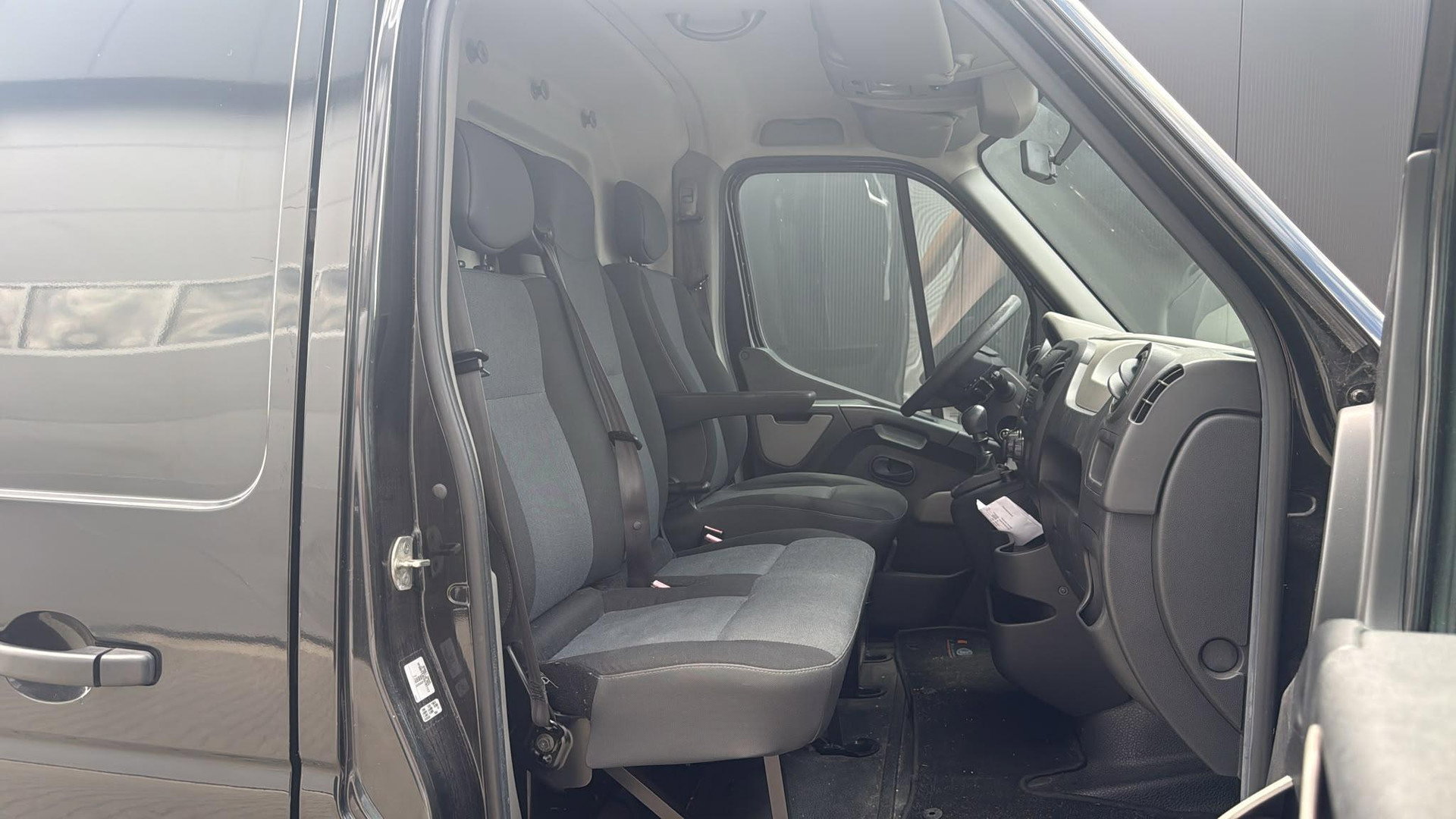 Renault Master T35 2.3 dCi L2H2 AIRCO ZWART