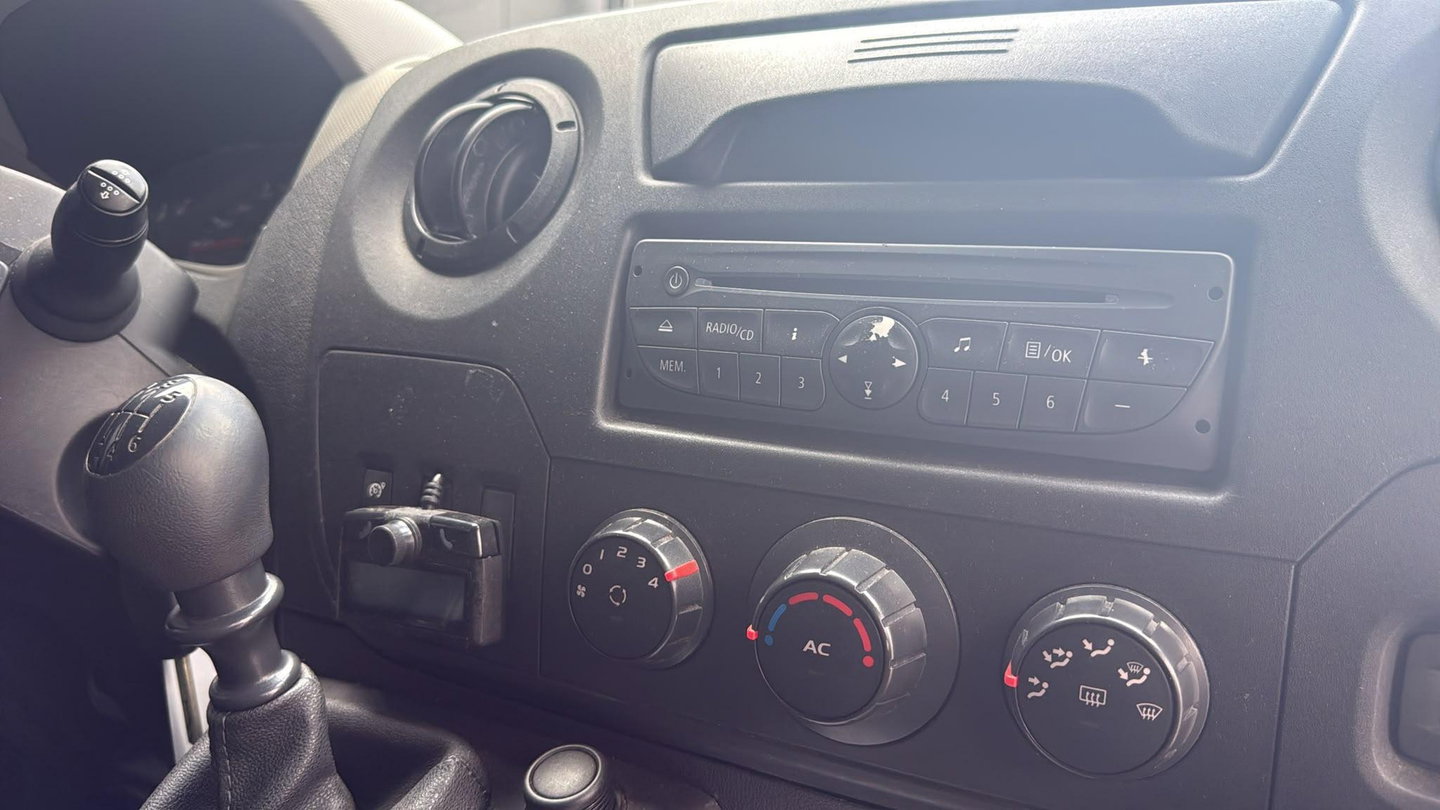 Renault Master T35 2.3 dCi L2H2 AIRCO ZWART