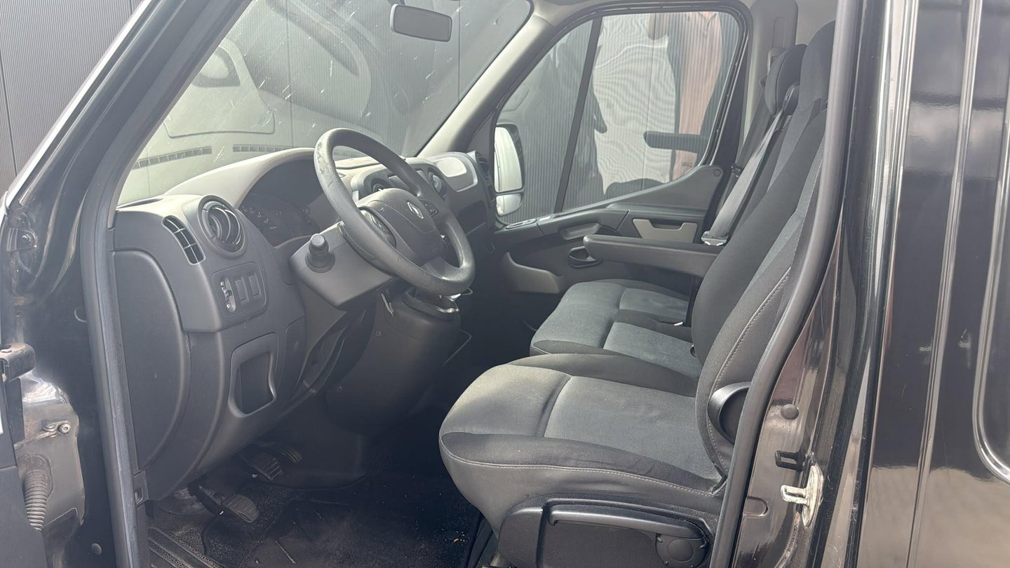 Renault Master T35 2.3 dCi L2H2 AIRCO ZWART