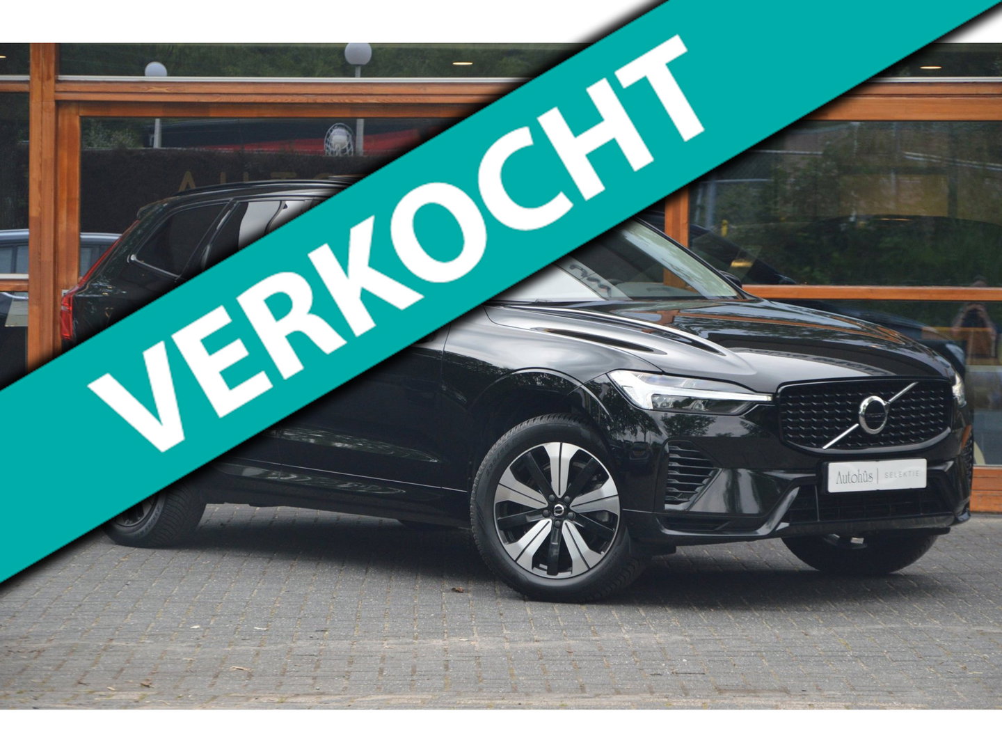 Volvo XC60 T6 Hybride AWD Plus Dark LONG RANGE | Panoramadak | Camera | Trekhaak | Pilot-Assist | Memory stoelen |