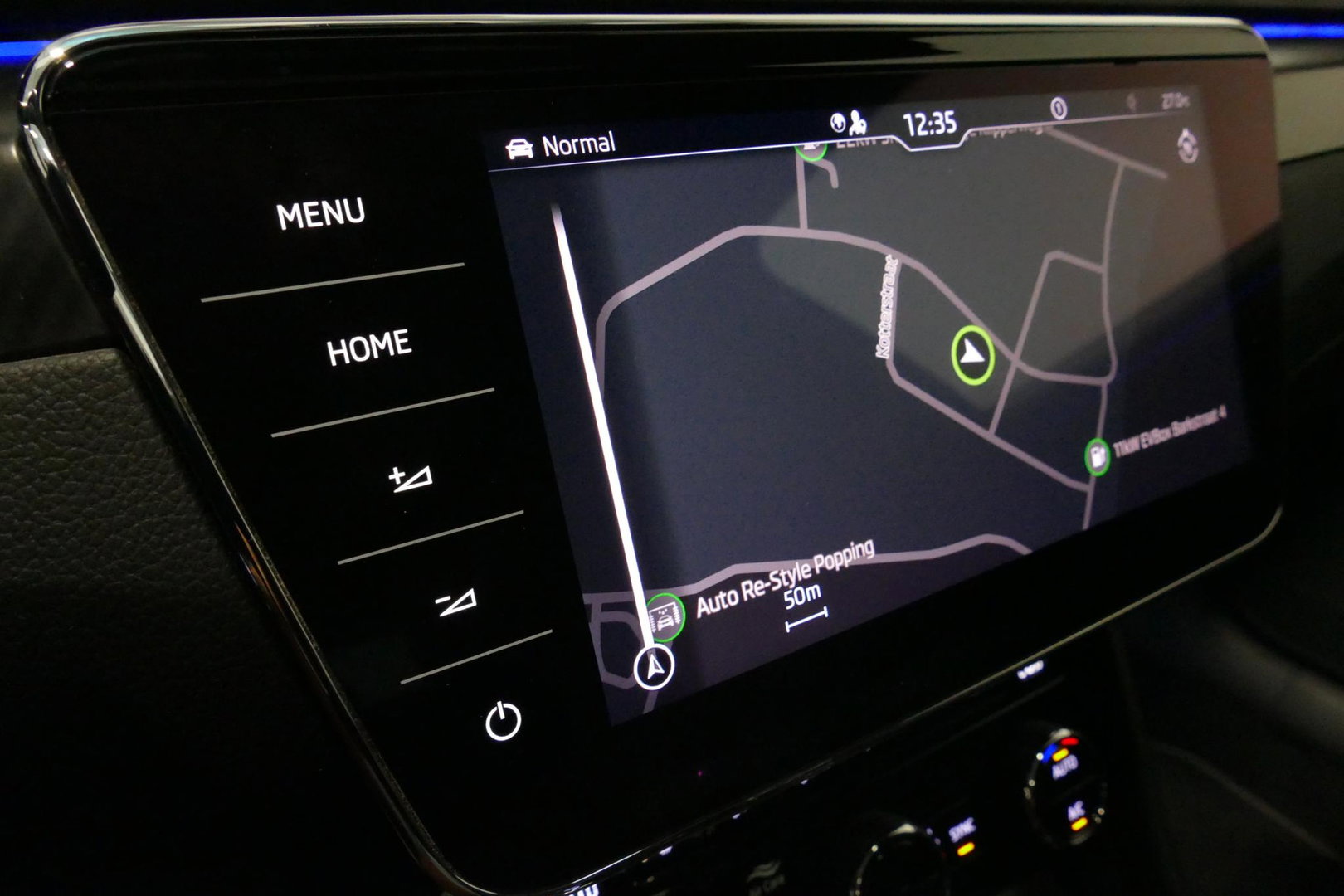 Škoda Superb Combi 1.4 TSI iV Sportline Business / Panoramadak / Elektr. verstelbare stoelen + memory / Elektr. wegklapbare trekhaak / Stoelverwarming / Ambienteverlichting / Apple Carplay - Android Auto / Achteruitrijcamera / Stuuwielverwarming / PDC / 19'' LMV / Nav