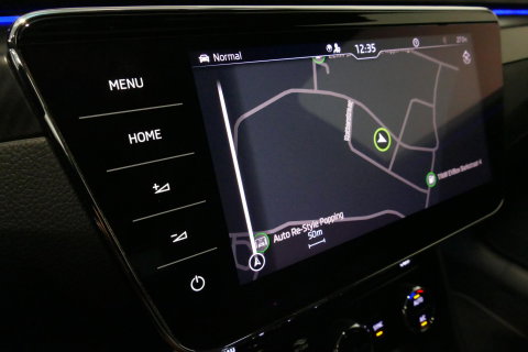 Škoda Superb Combi 1.4 TSI iV Sportline Business / Panoramadak / Elektr. verstelbare stoelen + memory / Elektr. wegklapbare trekhaak / Stoelverwarming / Ambienteverlichting / Apple Carplay - Android Auto / Achteruitrijcamera / Stuuwielverwarming / PDC / 19'' LMV / Nav