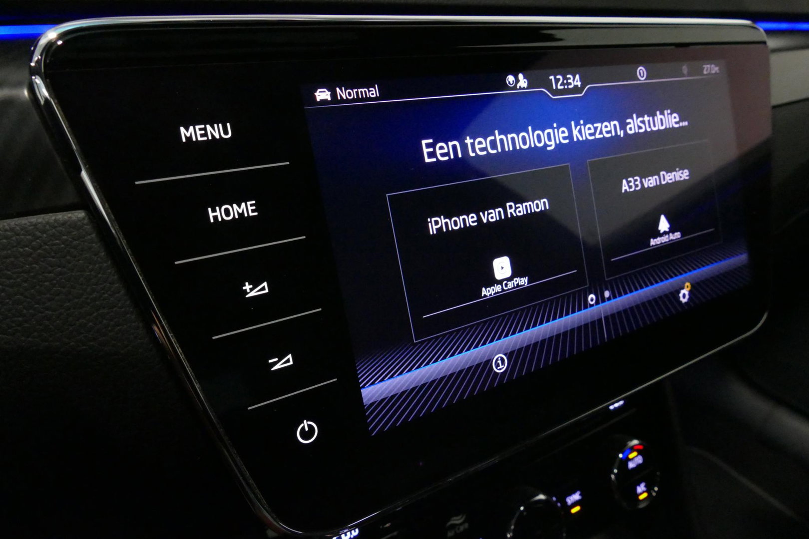 Škoda Superb Combi 1.4 TSI iV Sportline Business / Panoramadak / Elektr. verstelbare stoelen + memory / Elektr. wegklapbare trekhaak / Stoelverwarming / Ambienteverlichting / Apple Carplay - Android Auto / Achteruitrijcamera / Stuuwielverwarming / PDC / 19'' LMV / Nav