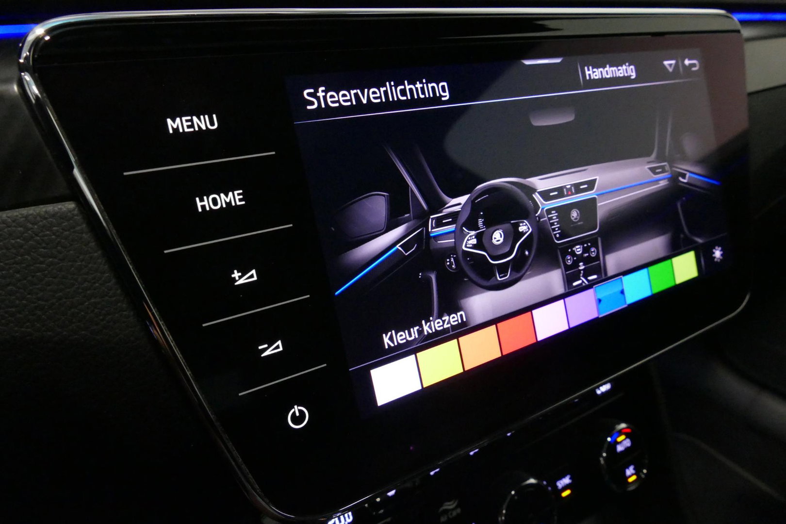 Škoda Superb Combi 1.4 TSI iV Sportline Business / Panoramadak / Elektr. verstelbare stoelen + memory / Elektr. wegklapbare trekhaak / Stoelverwarming / Ambienteverlichting / Apple Carplay - Android Auto / Achteruitrijcamera / Stuuwielverwarming / PDC / 19'' LMV / Nav