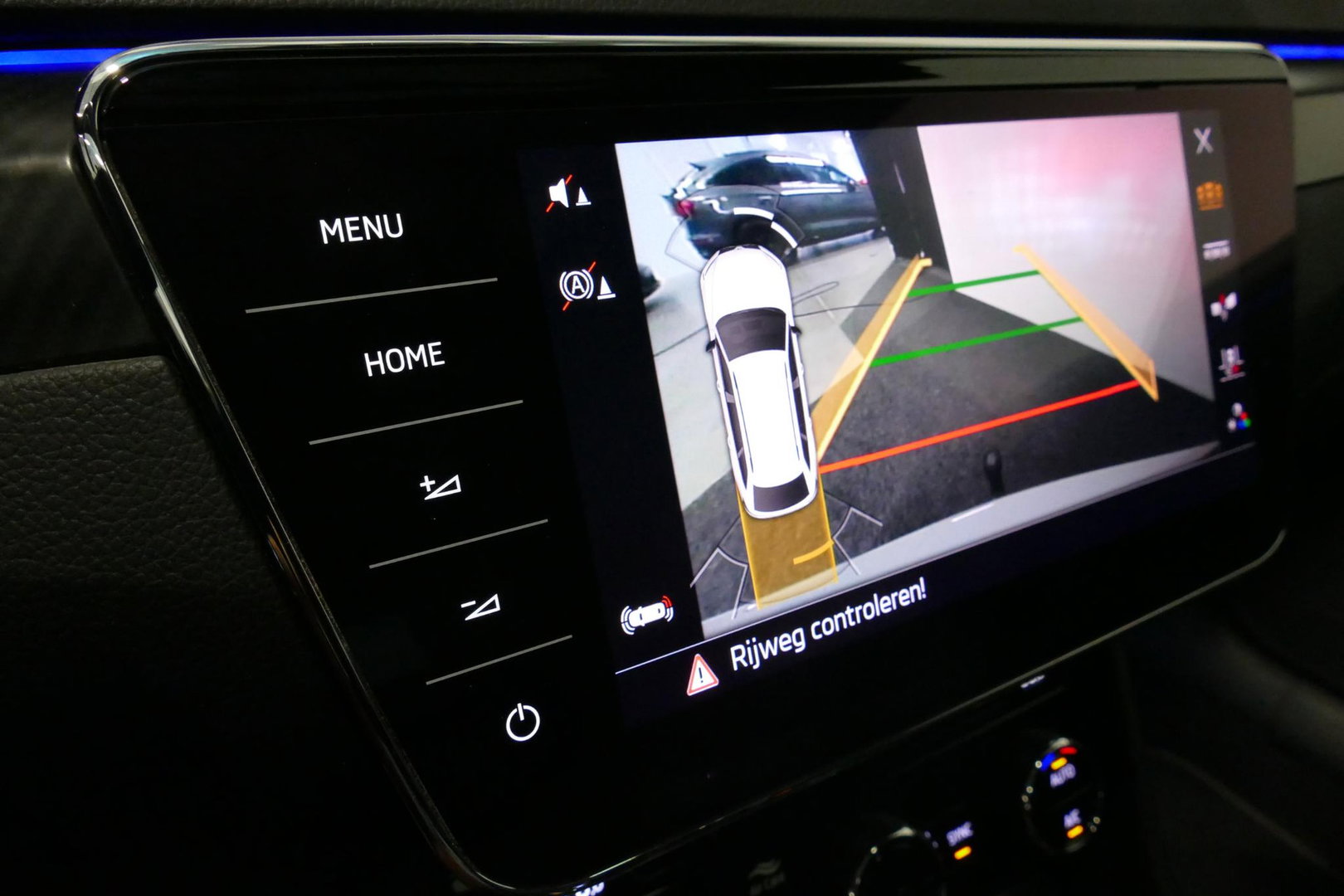 Škoda Superb Combi 1.4 TSI iV Sportline Business / Panoramadak / Elektr. verstelbare stoelen + memory / Elektr. wegklapbare trekhaak / Stoelverwarming / Ambienteverlichting / Apple Carplay - Android Auto / Achteruitrijcamera / Stuuwielverwarming / PDC / 19'' LMV / Nav
