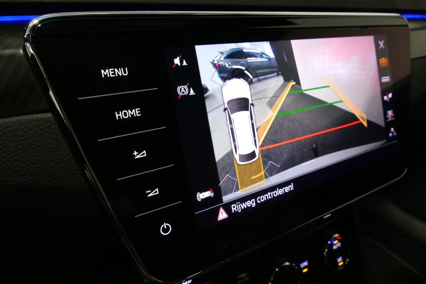 Škoda Superb Combi 1.4 TSI iV Sportline Business / Panoramadak / Elektr. verstelbare stoelen + memory / Elektr. wegklapbare trekhaak / Stoelverwarming / Ambienteverlichting / Apple Carplay - Android Auto / Achteruitrijcamera / Stuuwielverwarming / PDC / 19'' LMV / Nav